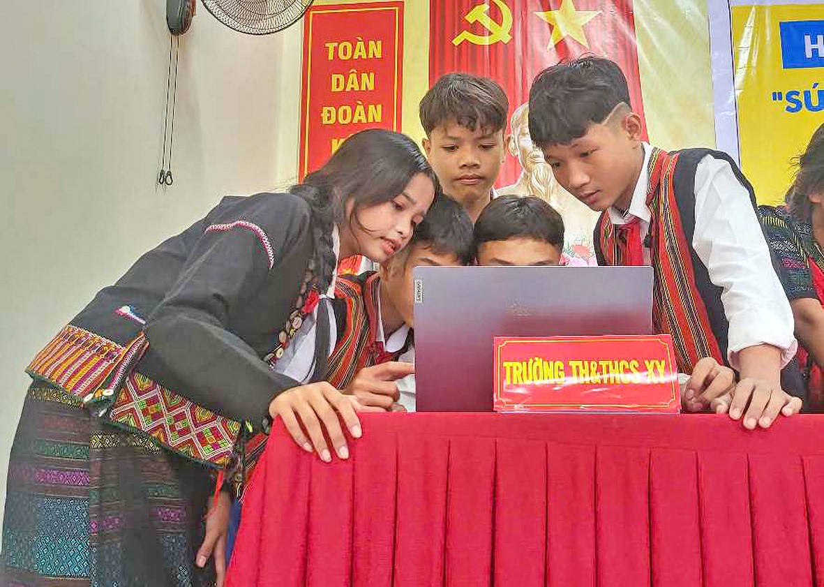 Em Hồ Thị Tăng (ngoài cùng, bên trái) thảo luận cùng các bạn khi tham gia hội thi Kỹ năng truyền thông với chủ đề sức khỏe sinh sản vị thành niên -Ảnh: T.L