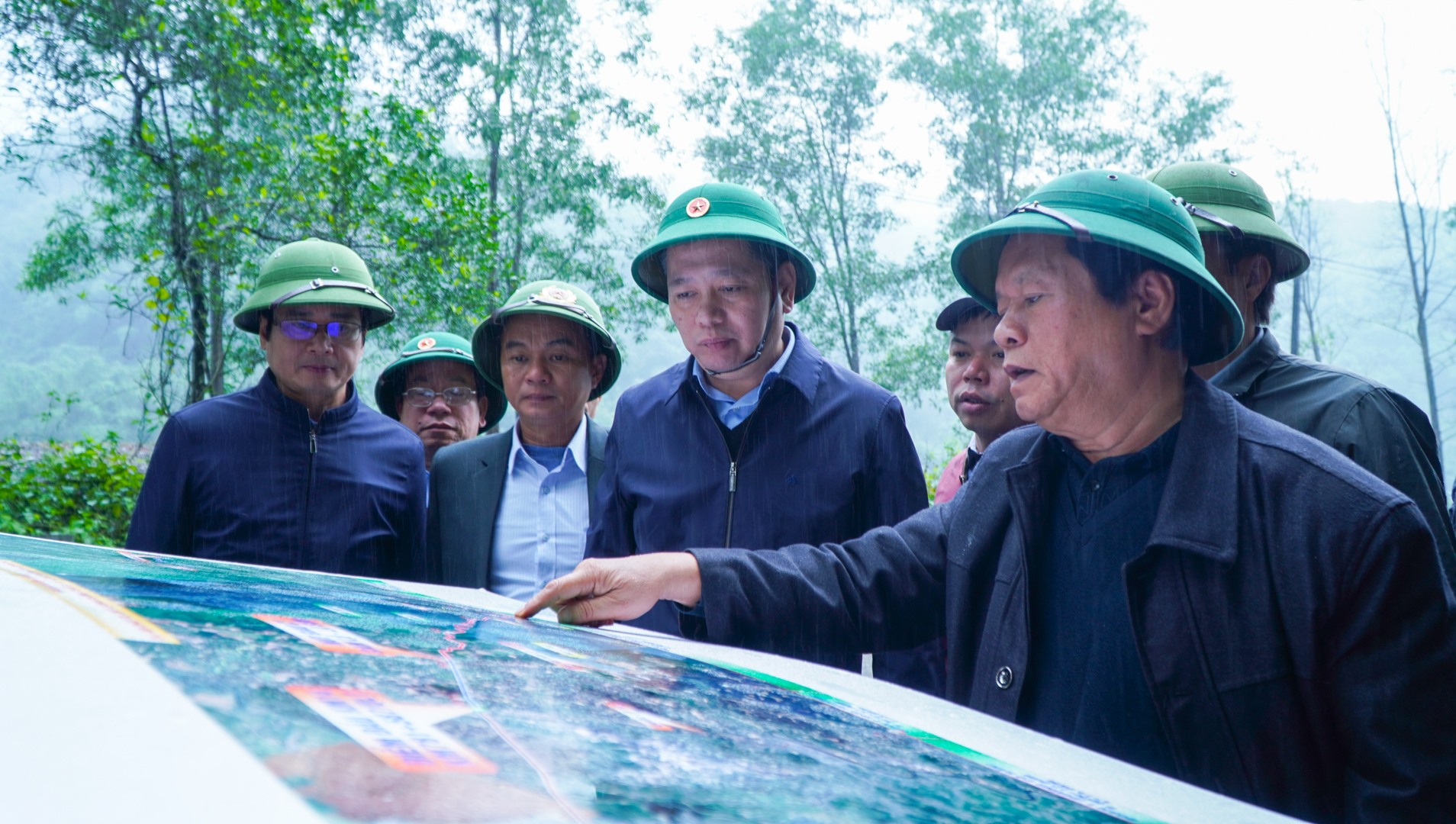 Bí thư Tỉnh ủy Nguyễn Long Hải kiểm tra thực địa về Đề án hệ thống băng tải vận chuyển than từ Lào về Việt Nam trên phạm vi lãnh thổ Việt Nam tại huyện Đakrông - Ảnh: Lê Trường