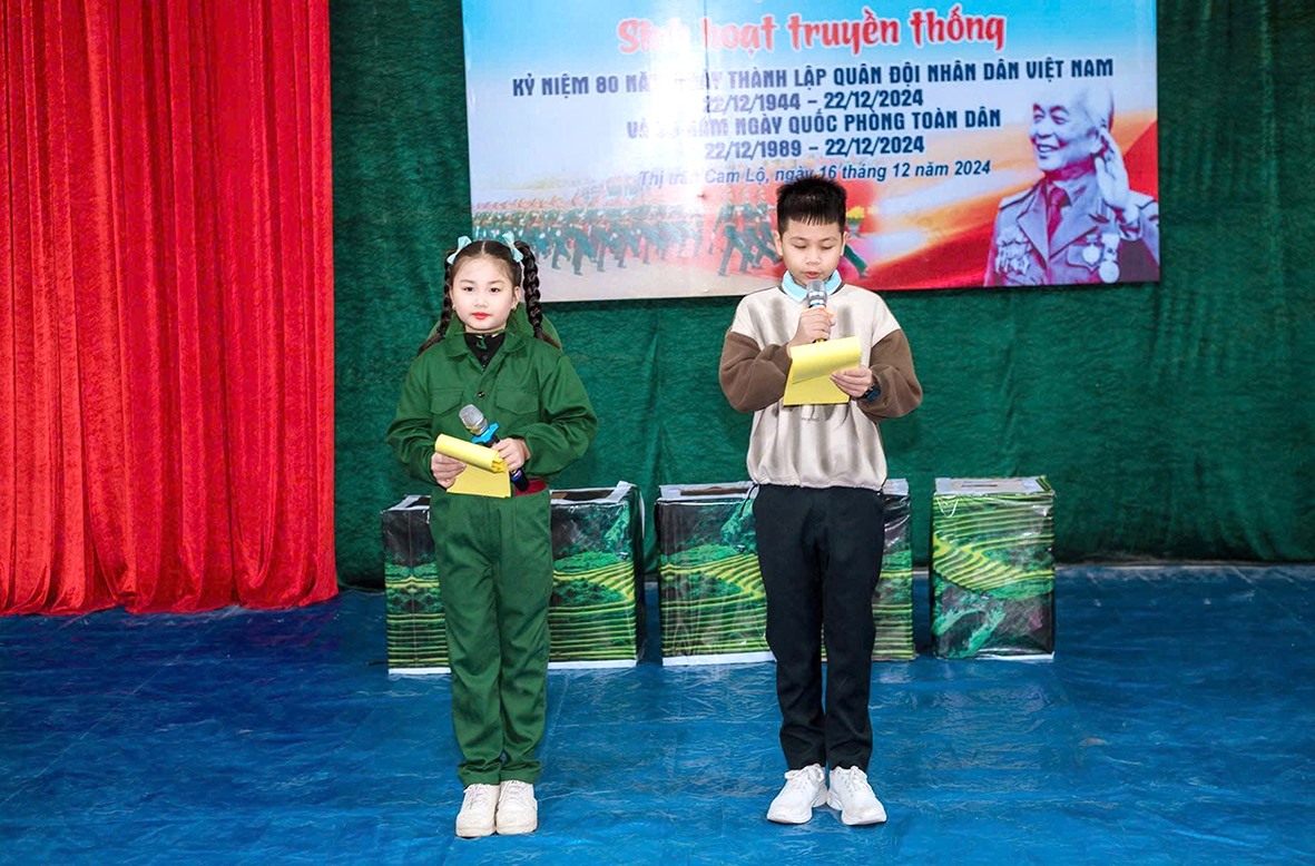 Thảo Linh trong vai trò là người dẫn chương trình tại hoạt động sinh hoạt truyền thống của trường - Ảnh: NVCC