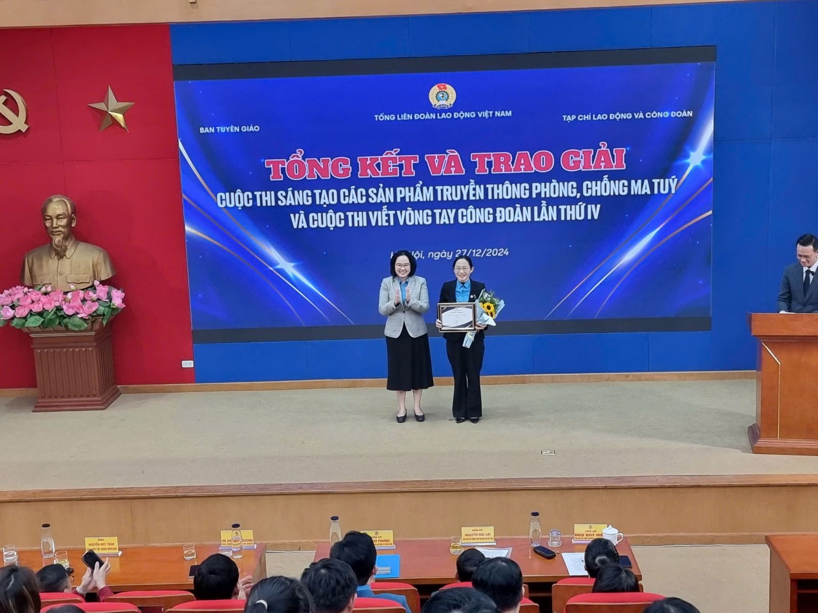 Trao giải cho tập thể.