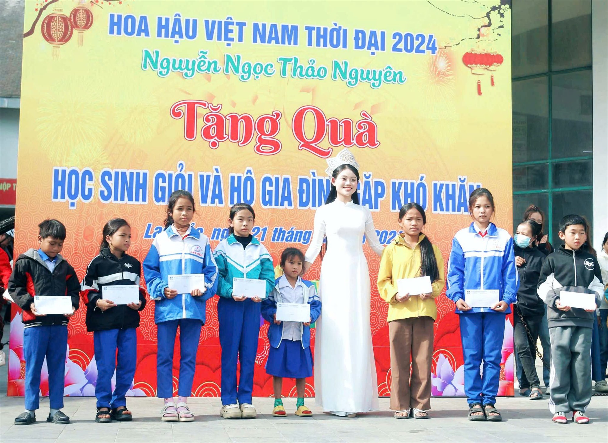 Hoa hậu Thảo Nguyên trao quà cho học sinh có hoàn cảnh khó khăn tại thị trấn Lao Bảo, huyện Hướng Hóa - Ảnh: T.L