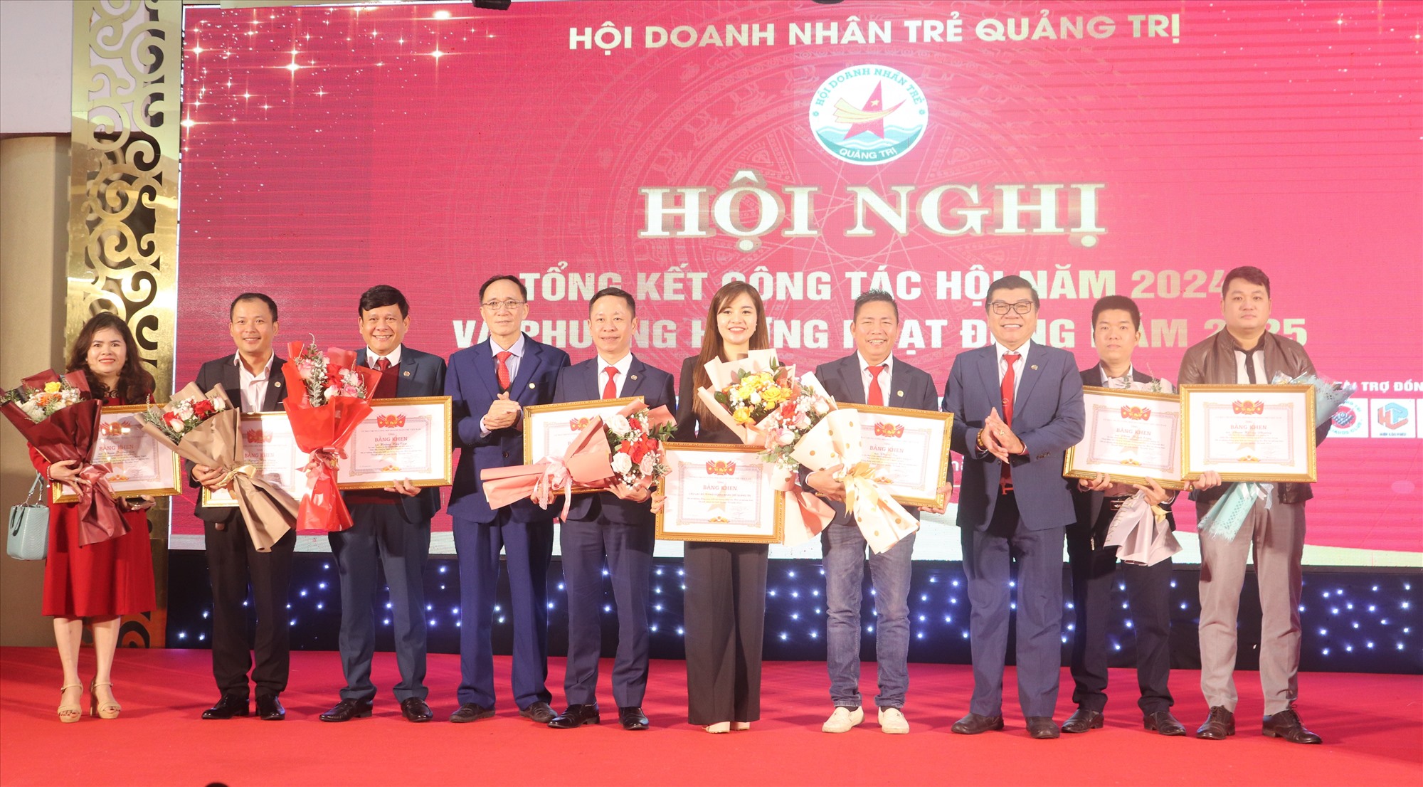 Trao Bằng khen của trung ương Hội Doanh nhân trẻ Việt Nam cho các cá nhân có thành tích xuất sắc năm 2024 - Ảnh: T.P