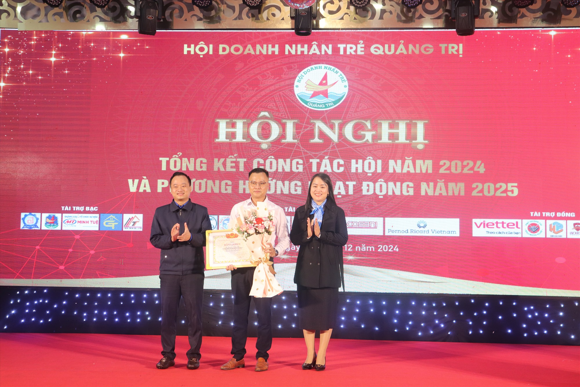 Phó Bí thư Tỉnh đoàn Quảng Trị Quảng Trị Nguyễn Quốc Toản trao bằng khen của Trung ương Hội LHTN Việt Nam cho cá nhân có thành tích trong công tác hội và phong trào thanh niên năm 2023 - Ảnh: T.P