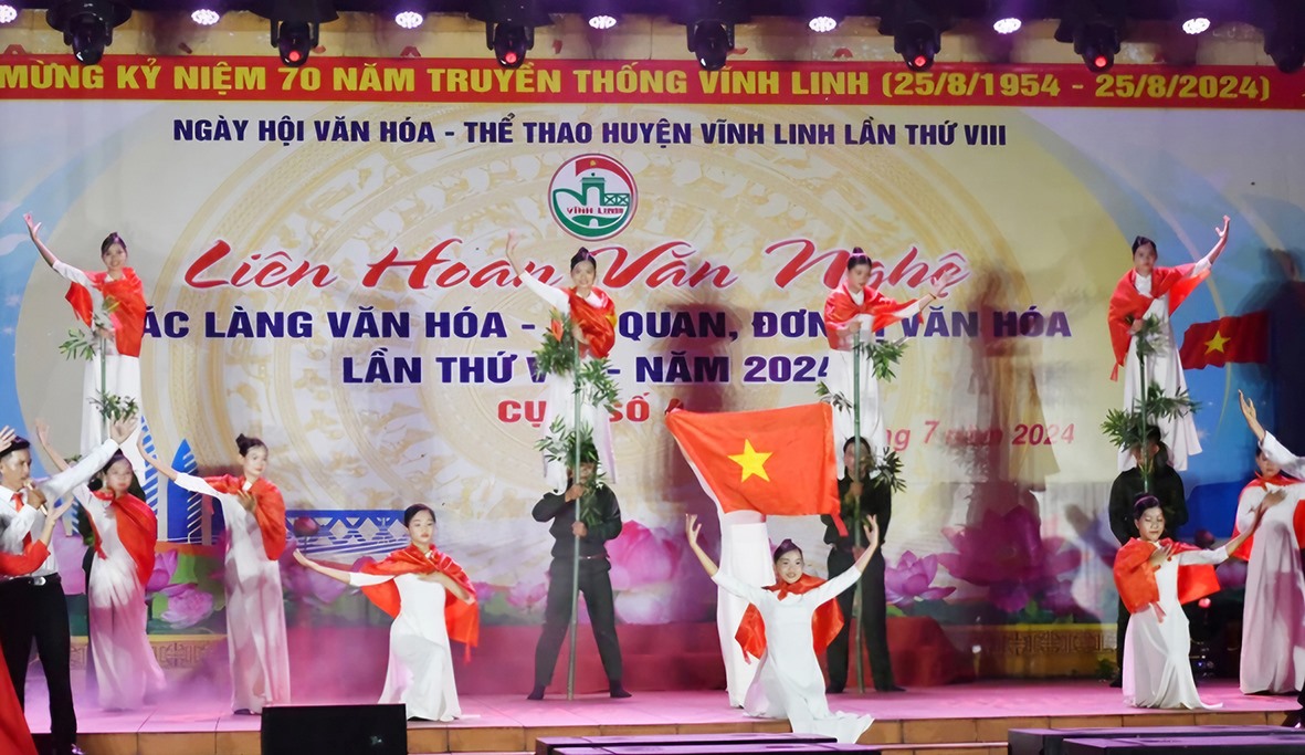 Một tiết mục biểu diễn tại liên hoan văn nghệ các làng văn hóa, cơ quan, đơn vị văn hóa huyện Vĩnh Linh -Ảnh: TÚ LINH