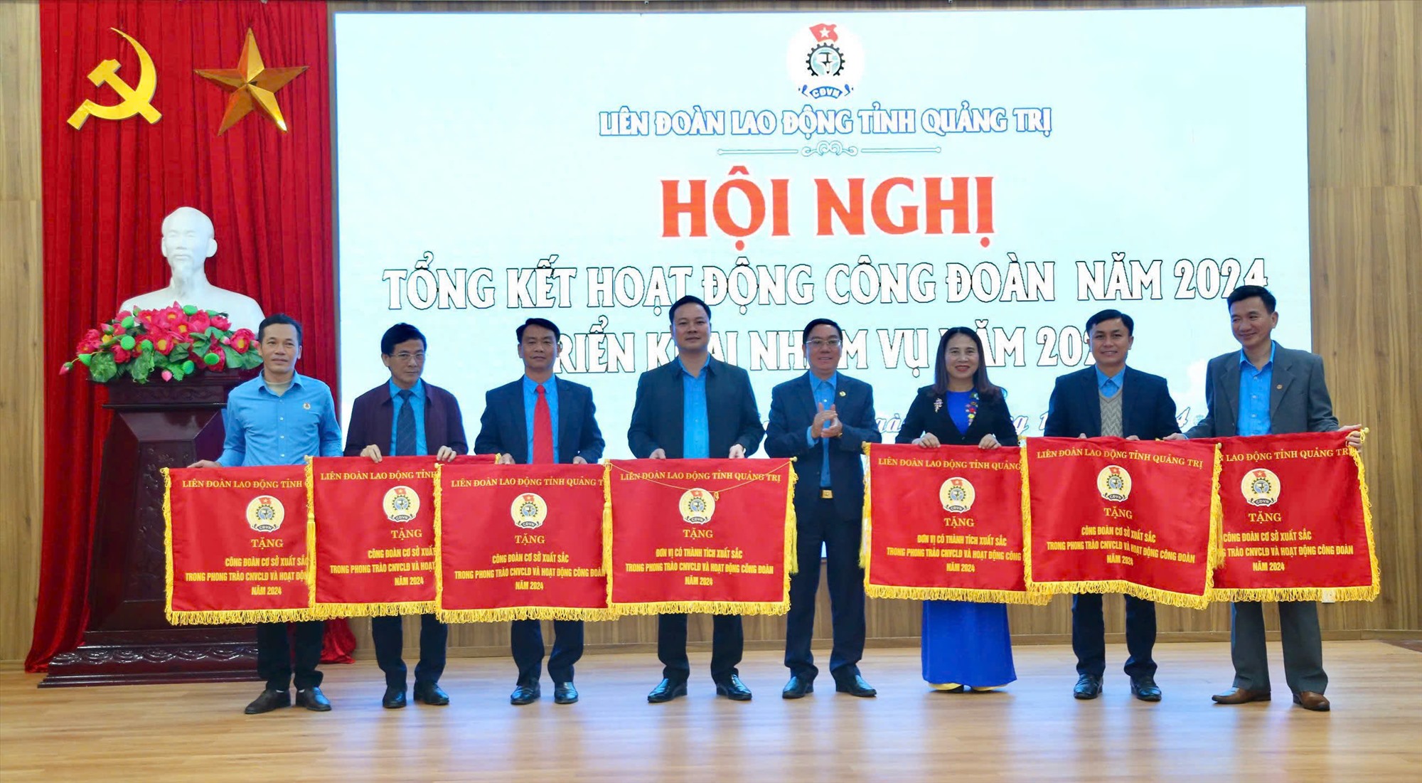 Phó Chủ tịch HĐND tỉnh Nguyễn Trần Huy và Chủ tịch LĐLĐ tỉnh Nguyễn Thế Lập trao Cờ thi đua của Tổng LĐLĐ Việt Nam cho 2 tập thể - Ảnh: H.N