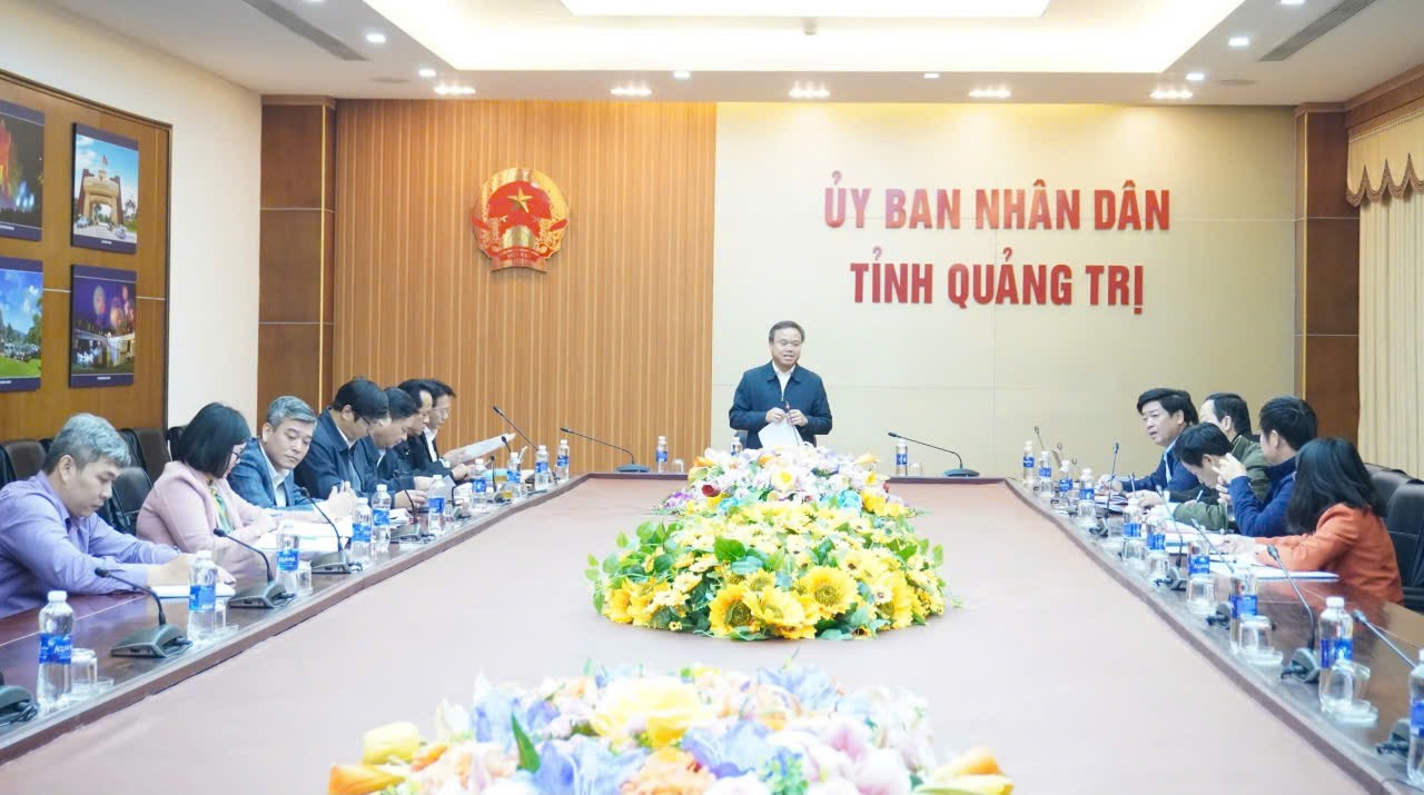 Phó Chủ tịch UBND tỉnh Lê Đức Tiến giao Sở Nội vụ phối hợp các đơn vị hoàn thiện đề án trình UBND tỉnh để trình Ban Thường vụ Tỉnh ủy - Ảnh: T.T