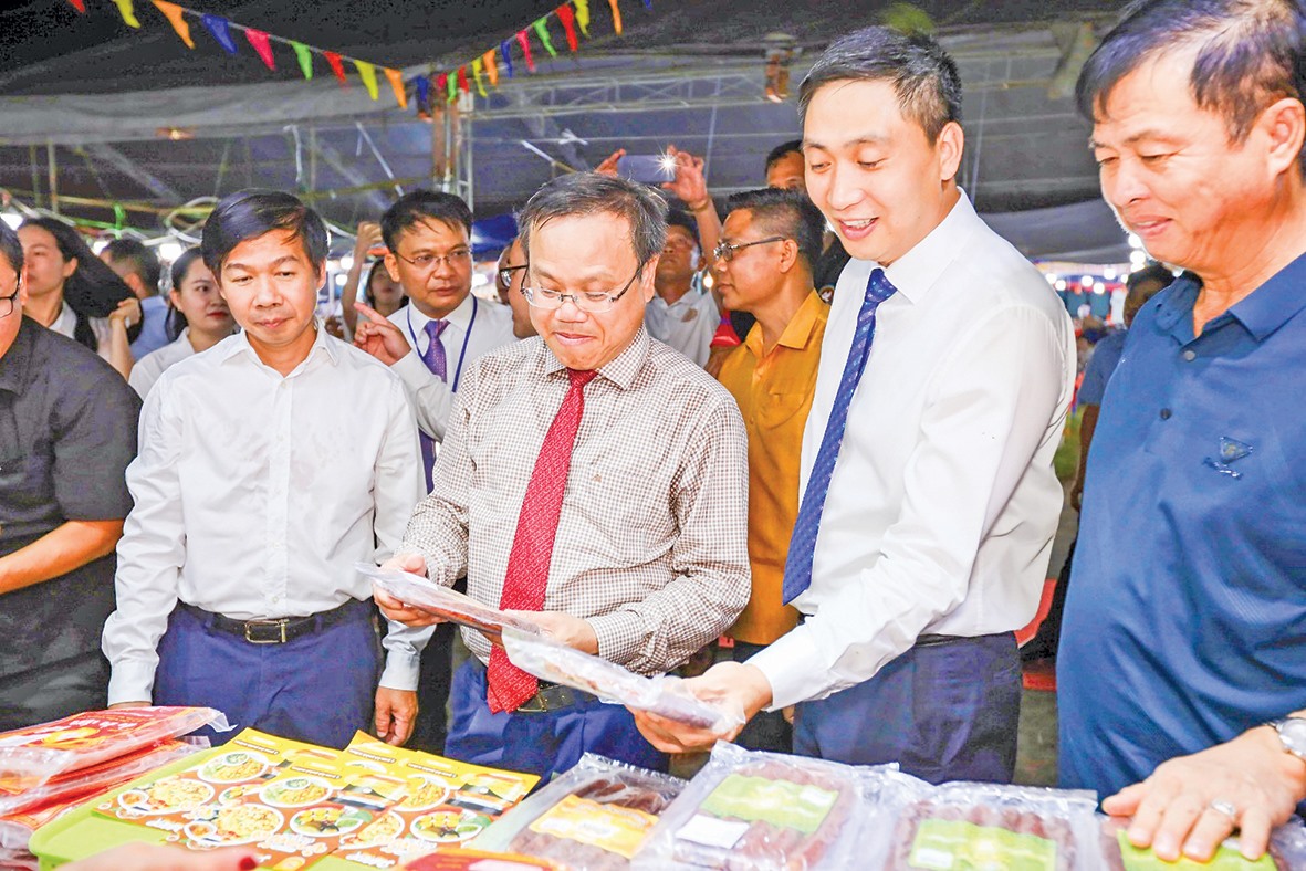 Các đại biểu tham quan gian hàng tại Hội chợ Thương mại và Du lịch - Nhịp cầu Xuyên Á - Quảng Trị năm 2024 - Ảnh: TTCC