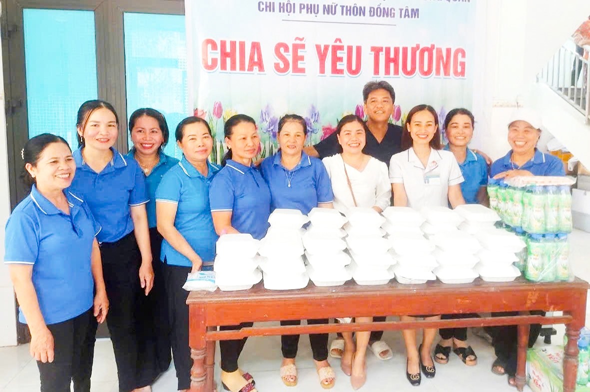 Nhóm thiện nguyện “Chia sẻ yêu thương” của Chi hội Phụ nữ thôn Đồng Tâm trao các suất cơm miễn phí cho bệnh nhân đang điều trị tại Trung tâm Y tế huyện Triệu Phong cơ sở 2 -Ảnh: Hội LHPN Triệu Trạch cung cấp