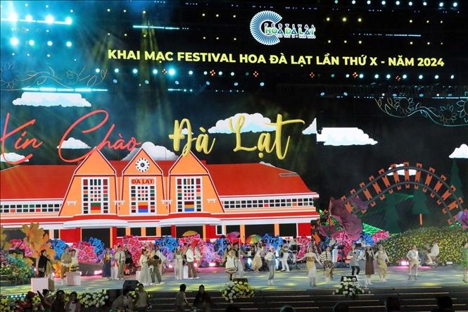 Biểu diễn nghệ thuật tại Festival hoa Đà Lạt lần thứ X. Anh: Chu Quốc Hùng/TTXVN