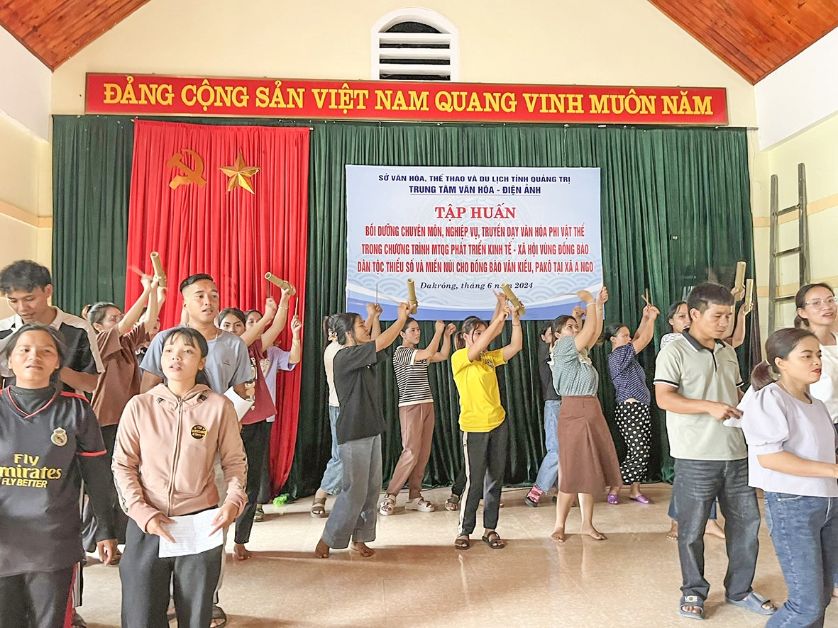 Thanh niên ở xã Tà Rụt, huyện Đakrông học hát các làn điệu dân ca của dân tộc - Ảnh: T.A.M
