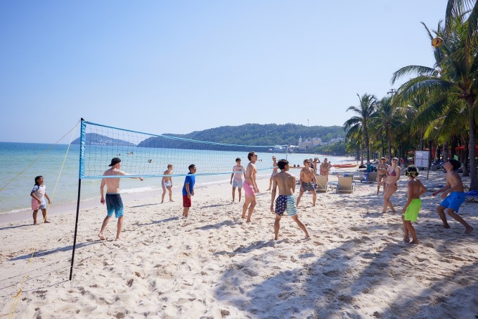 Bãi Kem là “tụ điểm” thu hút khách Tây tại Phú Quốc