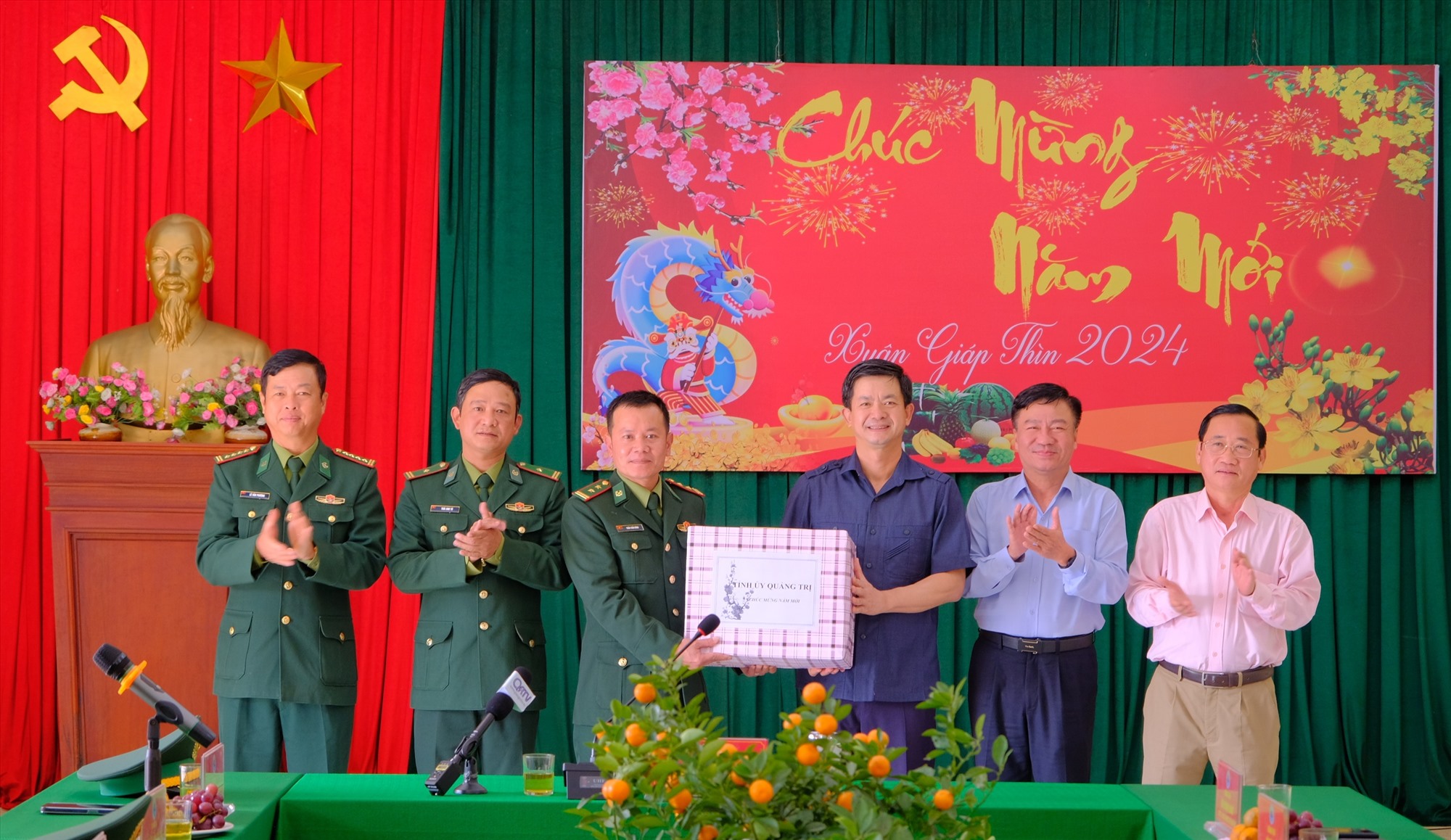 UVTƯ Đảng, Bí thư Tỉnh ủy, Trưởng đoàn ĐBQH tỉnh Lê Quang Tùng đến thăm, tặng quà cho Đồn Biên phòng Cửa Tùng - Ảnh: Trần Tuyền