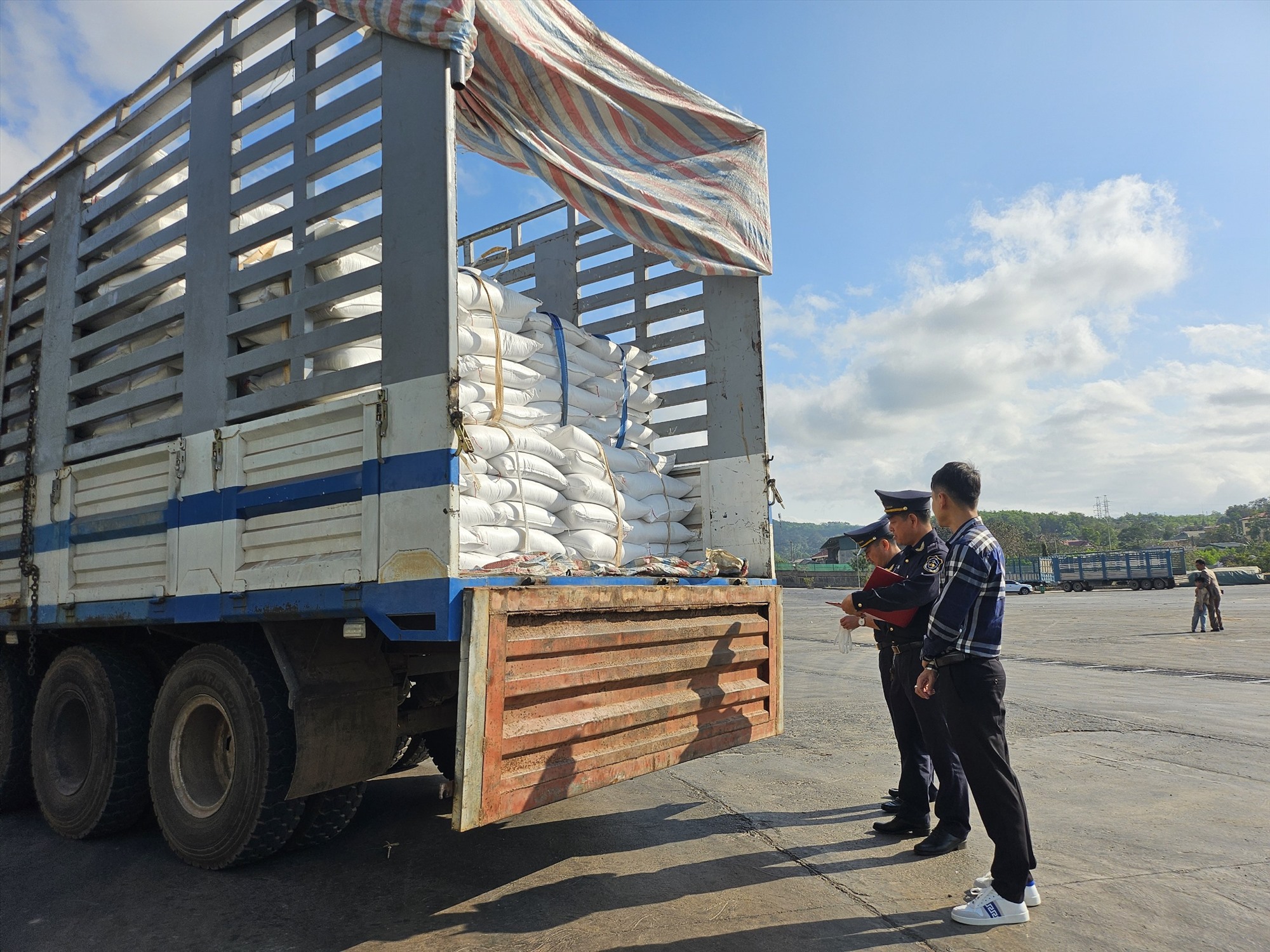 Cán bộ Chi cục Hải quan Cửa khẩu quốc tế Lao Bảo kiểm tra lô hàng đường nhập khẩu vào sáng mồng 1 tết Nguyên đán Giáp Thìn - Ảnh: T.T