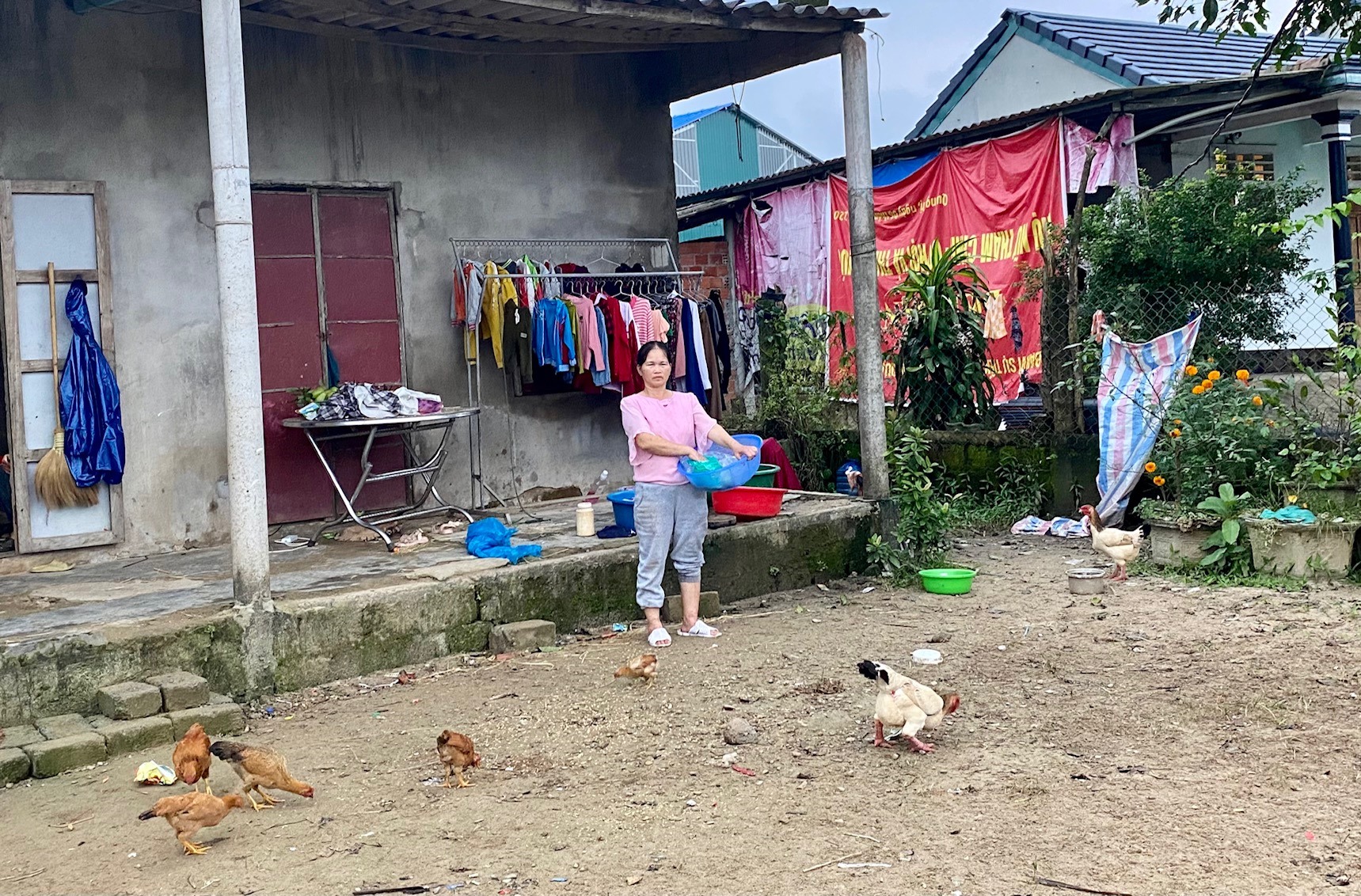 Chị Nguyễn Thị Hiệp nuôi gà kiếm thêm thu nhập để chăm lo cho gia đình nhỏ - Ảnh: N.B