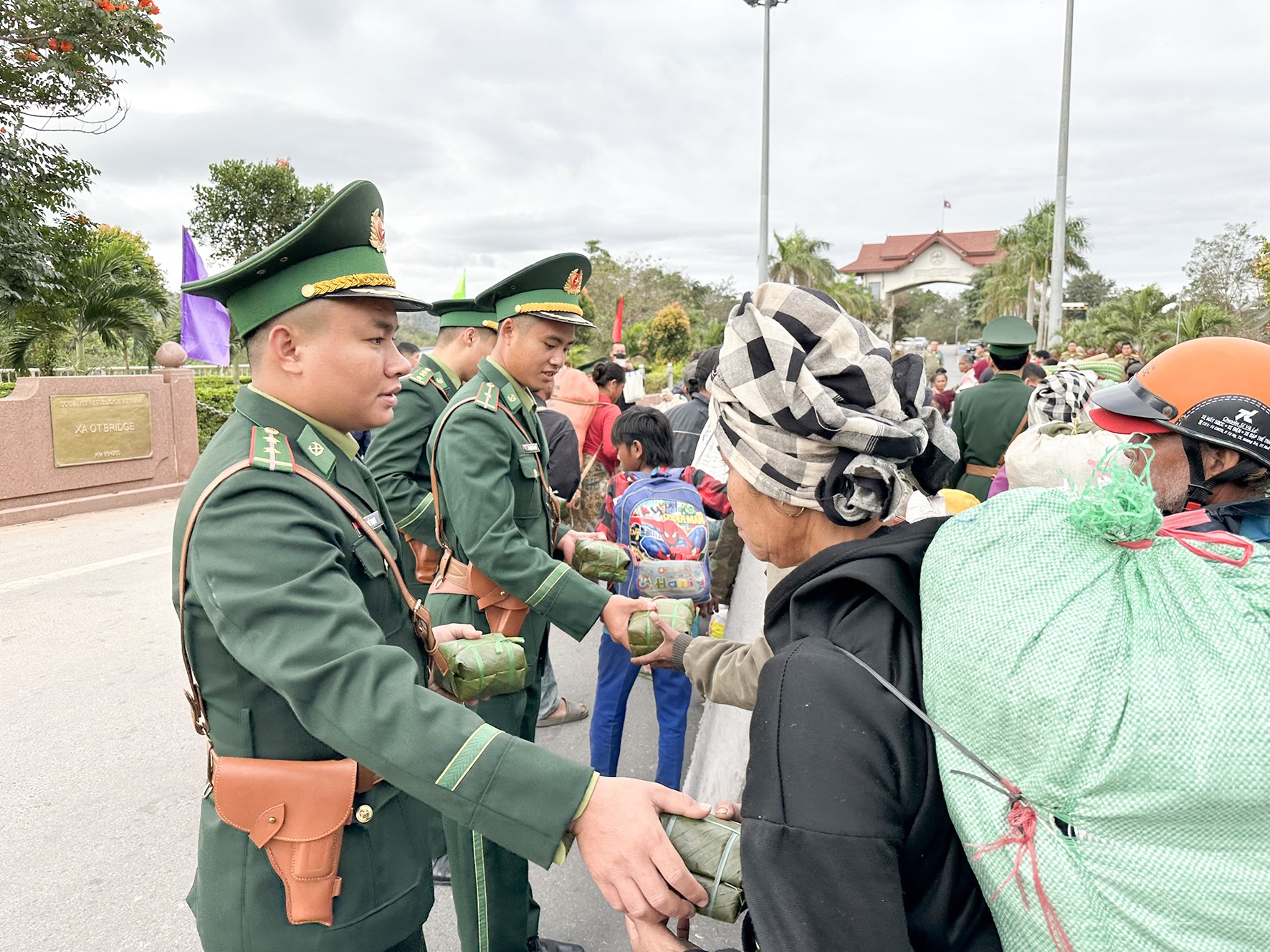 Bộ đội Biên phòng Việt Nam trao quà cho người dân huyện Sê Pôn, tỉnh Savannakhet (Lào) gặp hoàn cảnh khó khăn -Ảnh: Đ.T