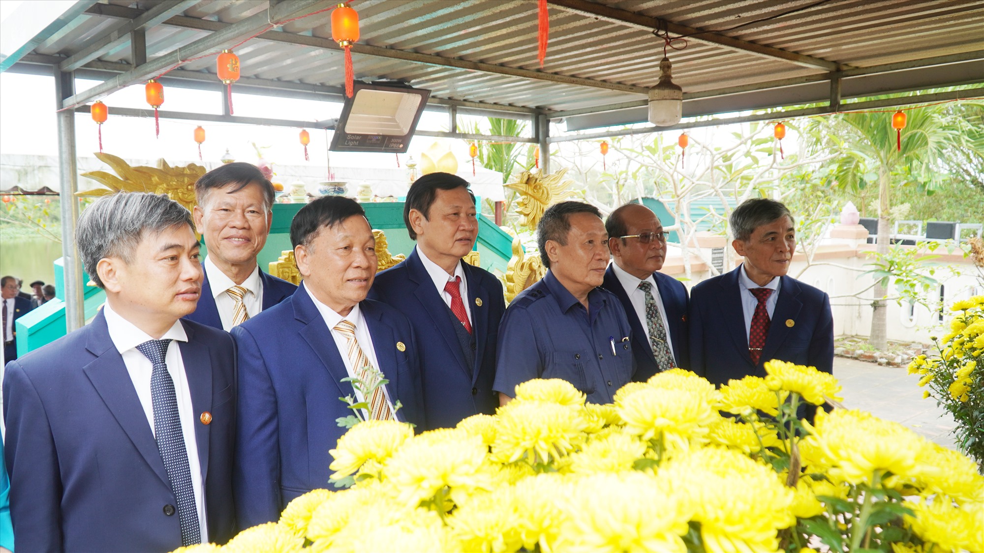 Phó Chủ tịch Thường trực UBND tỉnh Hà Sỹ Đồng và các đại biểu dâng hương tưởng niệm Công chúa Huyền Trân -Ảnh: Anh Vũ