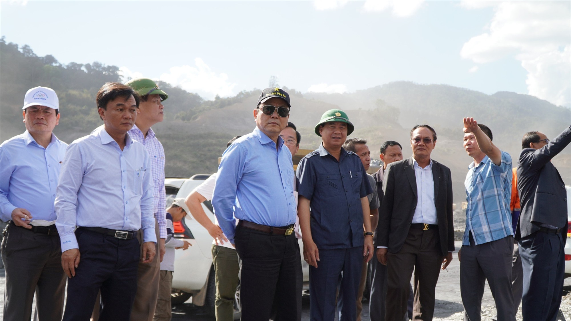 Chủ tịch UBND tỉnh Võ Văn Hưng và đoàn công tác tỉnh Quảng Trị tìm hiểu thực tế tại mỏ than Kaleum ở tỉnh Sekong, Lào - Ảnh: Lê Trường