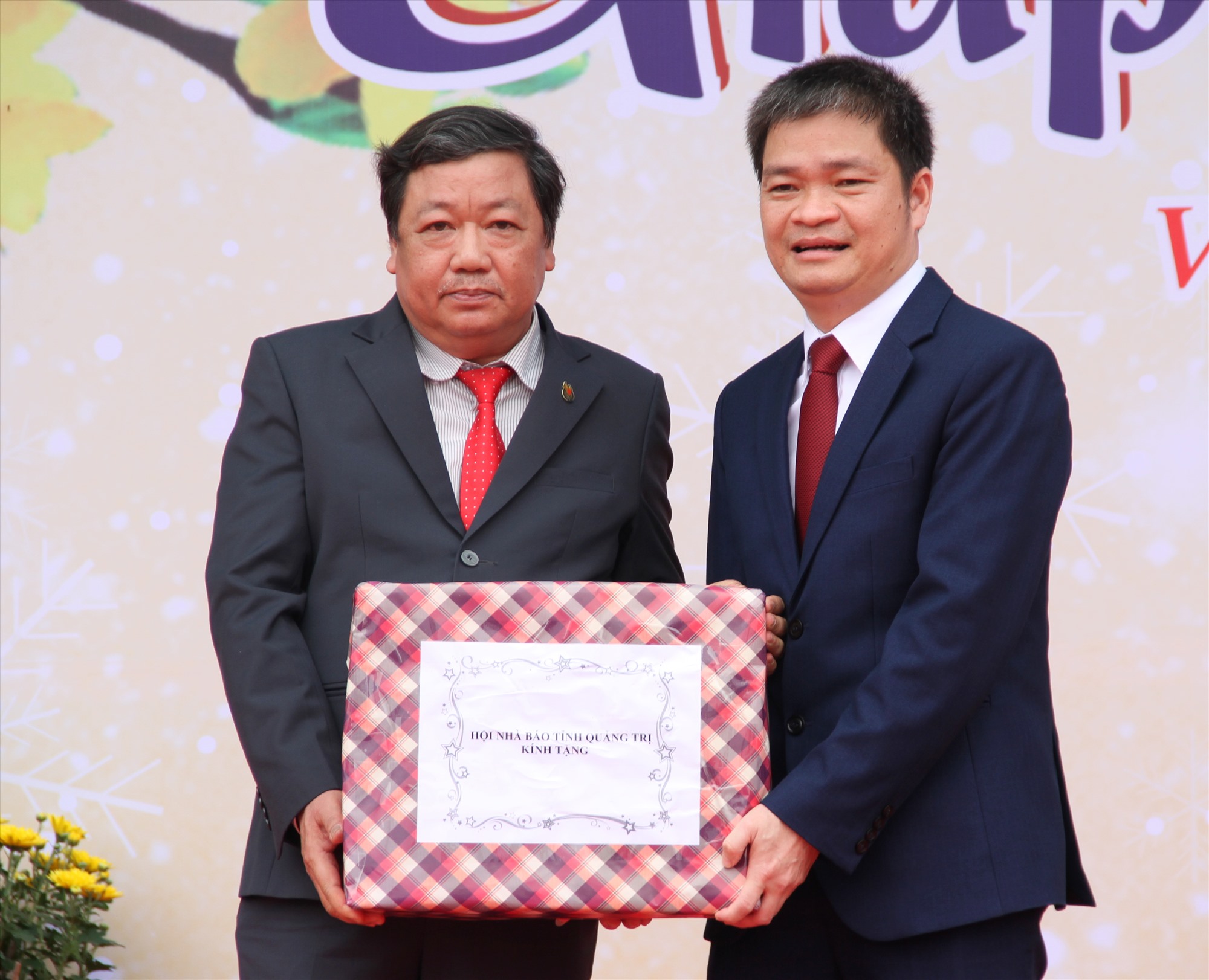 Chủ tịch Hội Nhà báo tỉnh, Tổng Biên tập Báo Quảng Trị Trương Đức Minh Tứ trao tặng ấn phẩm báo chí cho huyện Vĩnh Linh - Ảnh: MĐ