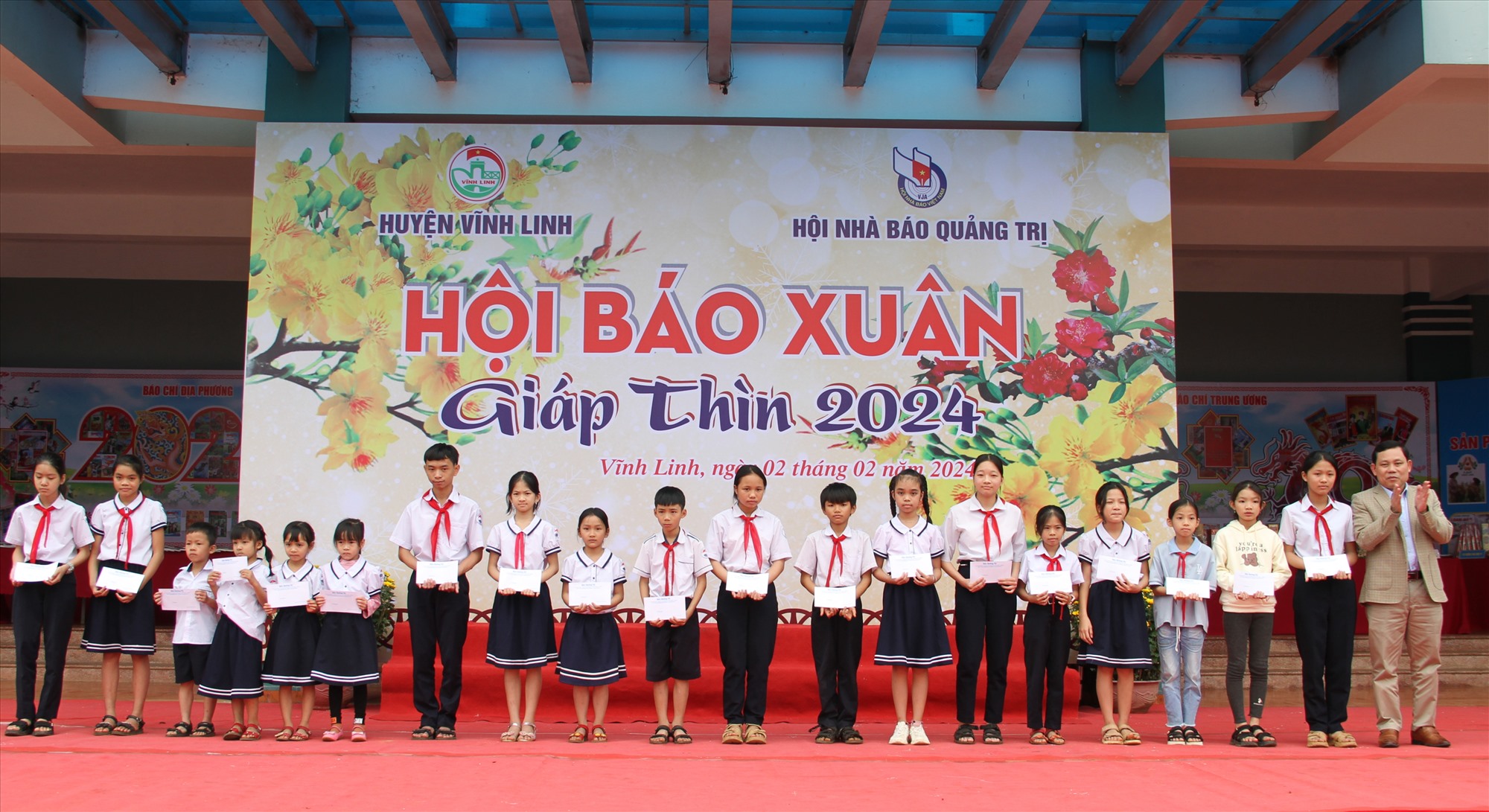 Phó Tổng Biên tập Báo Quảng Trị Nguyễn Tý tặng quà cho học sinh nghèo hiếu học - Ảnh: MĐ