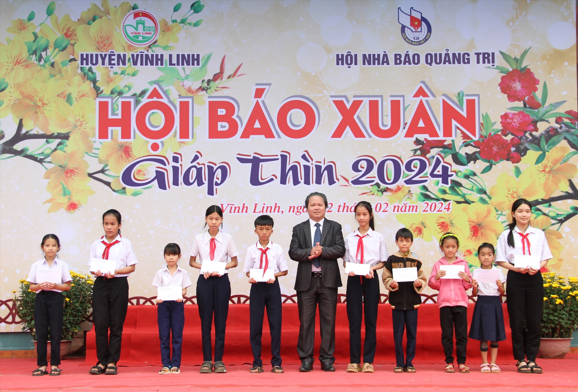 Phó Giám đốc Sở Thông tin và Truyền thông Nguyễn Hoàn tặng quà cho học sinh nghèo hiếu học - Ảnh: MĐ