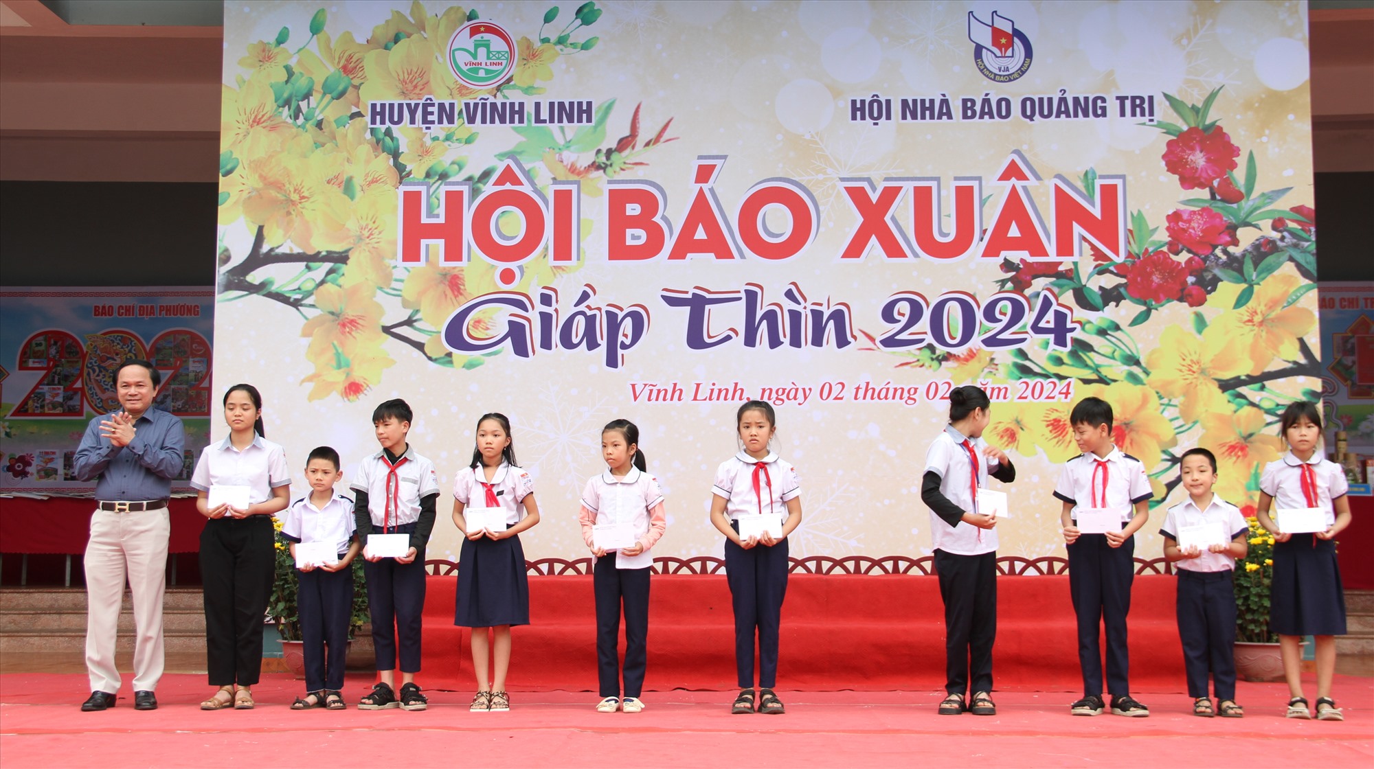 Phó Giám đốc Đài PT-TH Quảng Trị Lê Vĩnh Nhiên tặng quà cho học sinh nghèo hiếu học - Ảnh: MĐ
