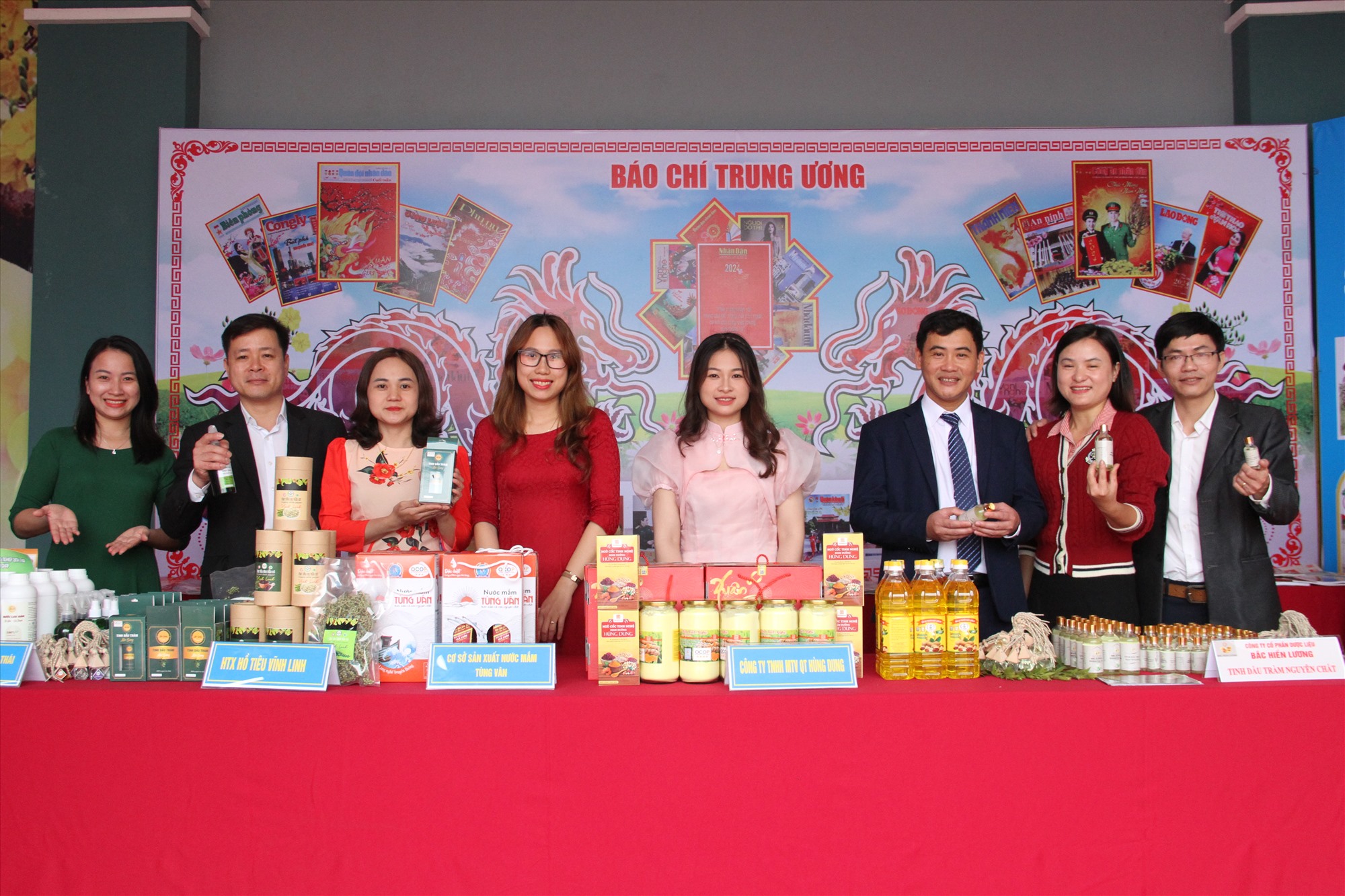 Trưng bày, quảng bá các sản phẩm OCOP và các mặt hàng đặc trưng của huyện Vĩnh Linh - Ảnh: MĐ