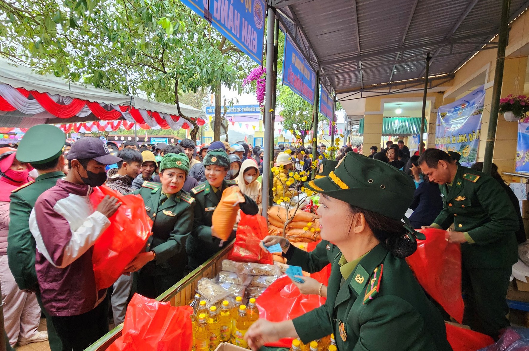 Bộ đội Biên Phòng Quảng Trị hỗ trợ người dân mua hàng miễn phí dịp tết Nguyên đán Giáp Thìn - Ảnh: LÊ TRƯỜNG