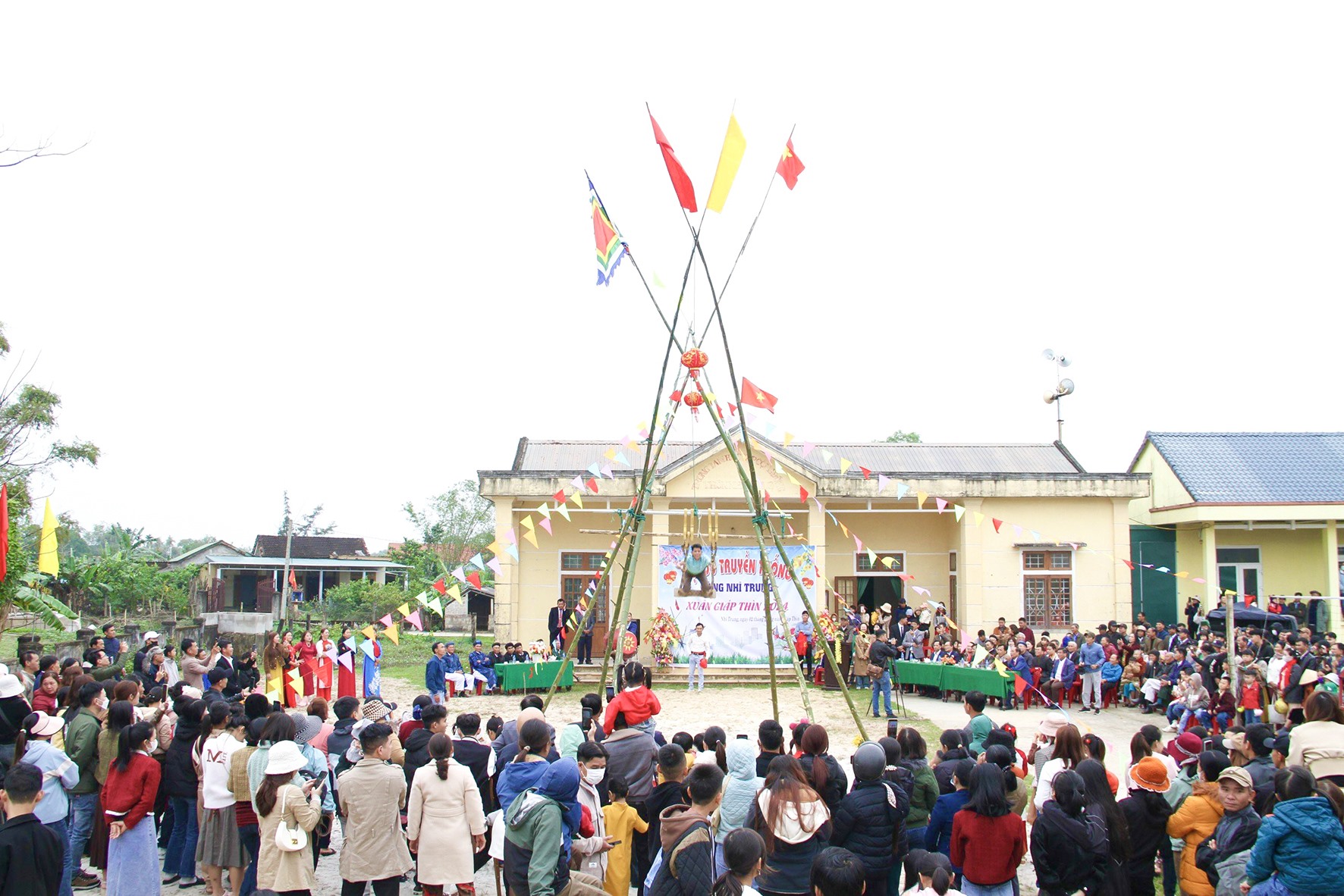 Hội đu truyền thống làng Nhĩ Trung thu hút đông đảo người dân và du khách tham gia - Ảnh: HA