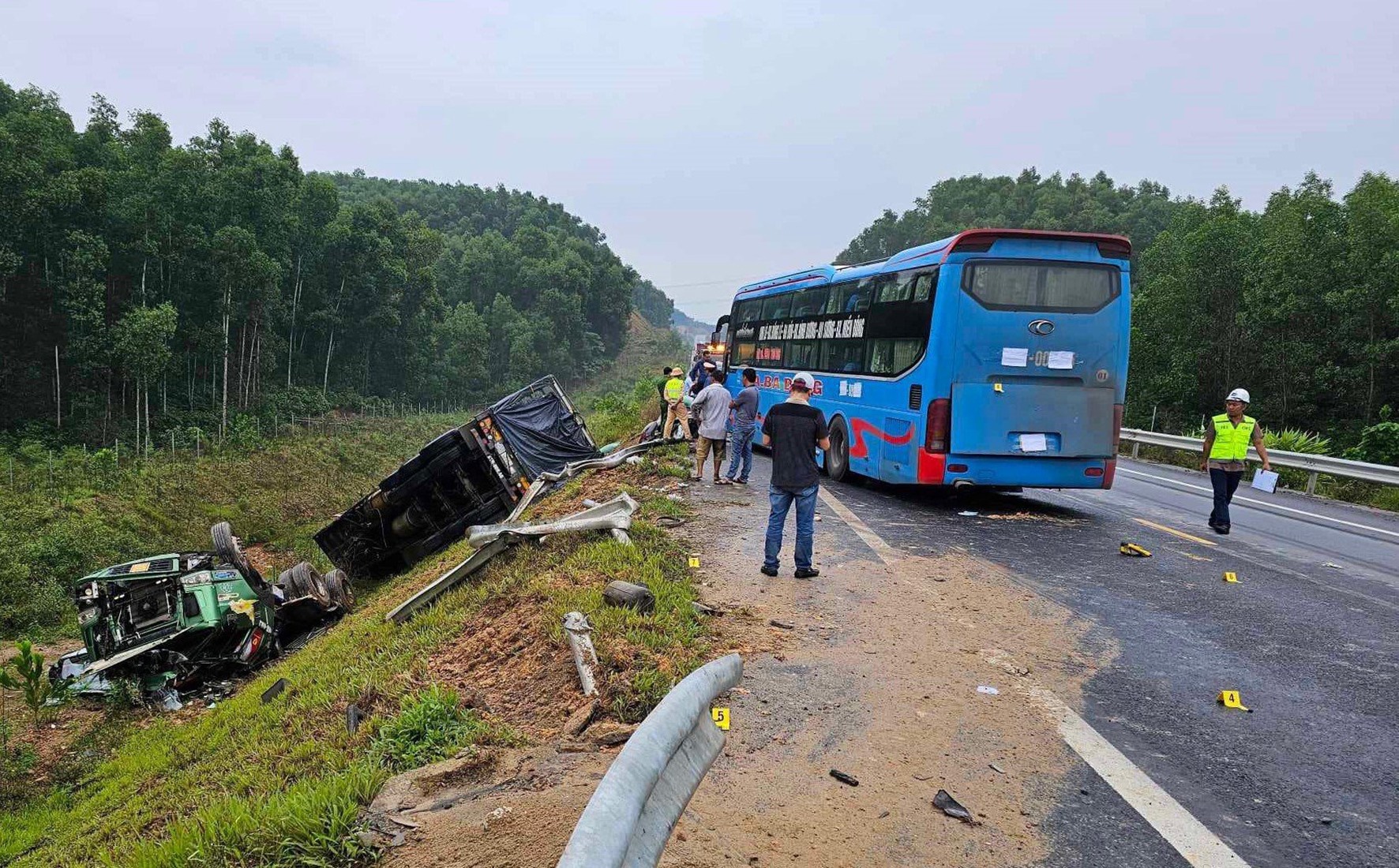 Hiện trường vụ TNGT xảy ra đầu tháng 11/2023 tại km 4+600 tuyến cao tốc Cam Lộ - La Sơn khiến 2 người bị thương, các phương tiện hư hỏng nặng - Ảnh: L.T