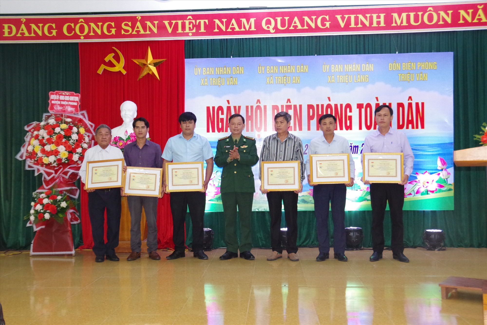 Đại tá Trần Xuân Lạn - UVBTV, Phó Chỉ huy trưởng BĐBP tỉnh thừa ủy quyền của Bộ Tư lệnh BĐBP trao tặng Kỷ niệm chương cho các cá nhân có thành tích tiêu biểu trong thực hiện Ngày Biên phòng toàn dân, giai đoạn 2019-2024.