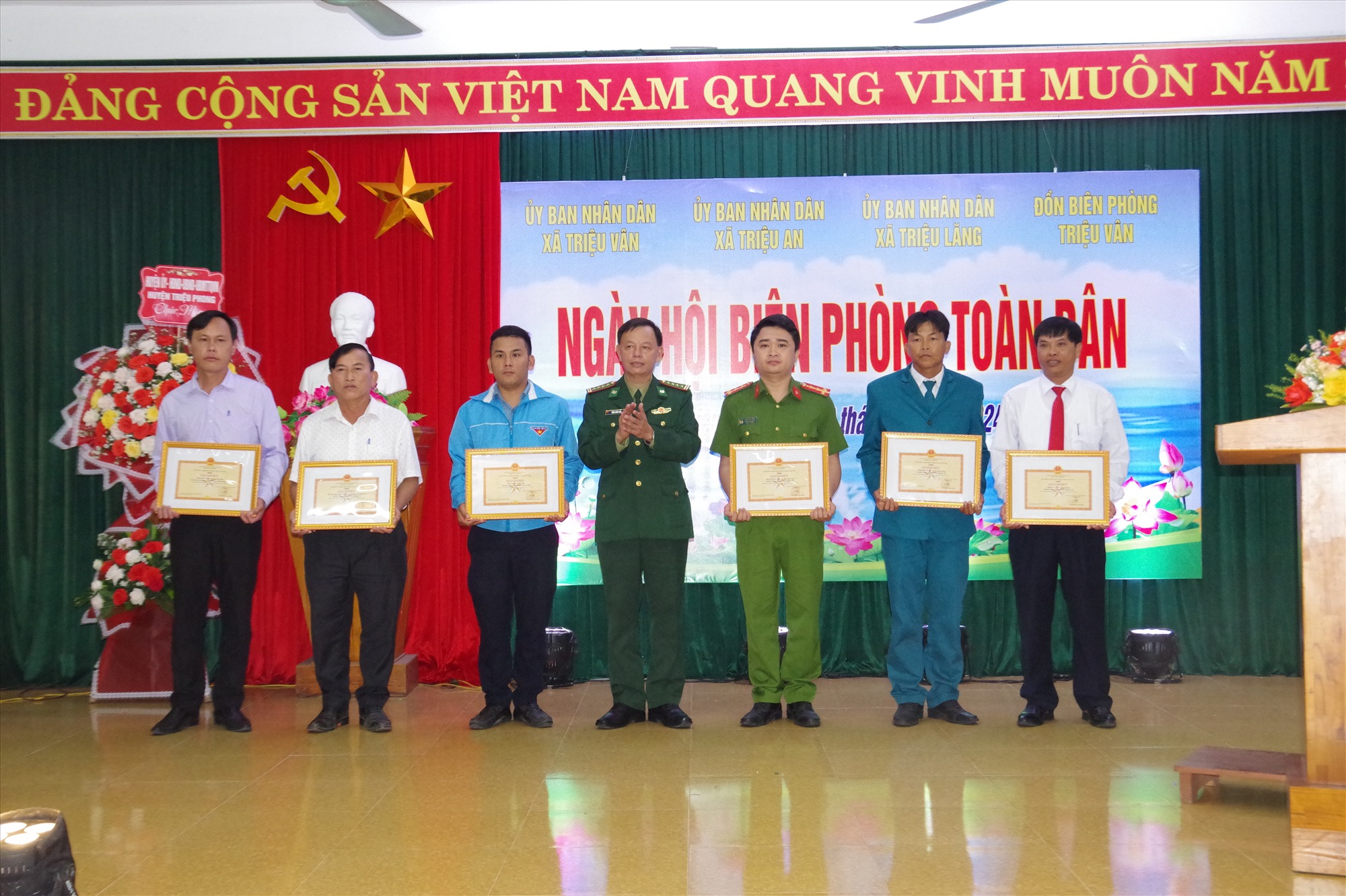 Đại tá Trần Xuân Lạn - UVBTV, Phó Chỉ huy trưởng BĐBP tỉnh trao Giấy khen cho các tập thể và cá nhân có thành tích tiêu biểu trong thực hiện Ngày Biên phòng toàn dân, giai đoạn 2019-2024.