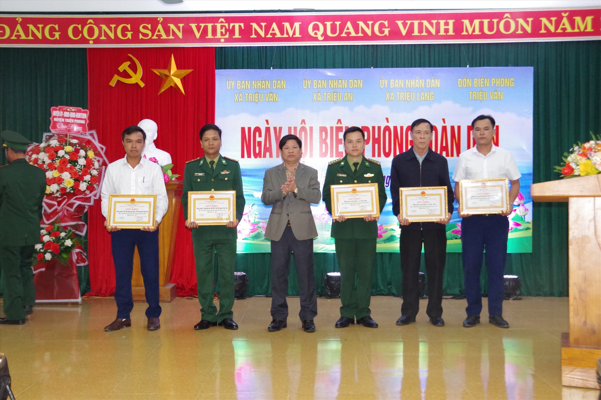 Đồng chí Phan Văn Linh, Phó Bí thư Huyện ủy, Chủ tịch UBND huyện trao Giấy khen của UBND huyện cho các tập thể và cá nhân có thành tích tiêu biểu trong thực hiện Ngày Biên phòng toàn dân, giai đoạn 2019-2024.