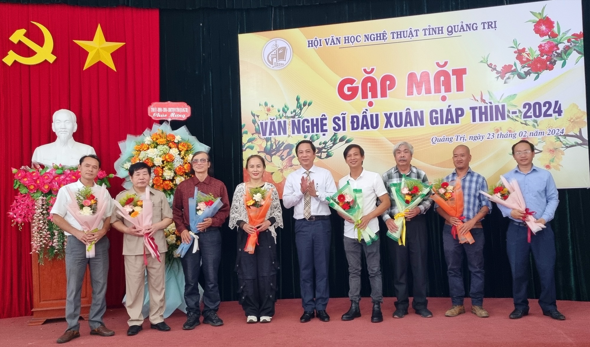 Phó Chủ tịch UBND tỉnh Hoàng Nam tặng hoa cho tác giả đoạt các giải thưởng VHNT năm 2023 - Ảnh: M.L
