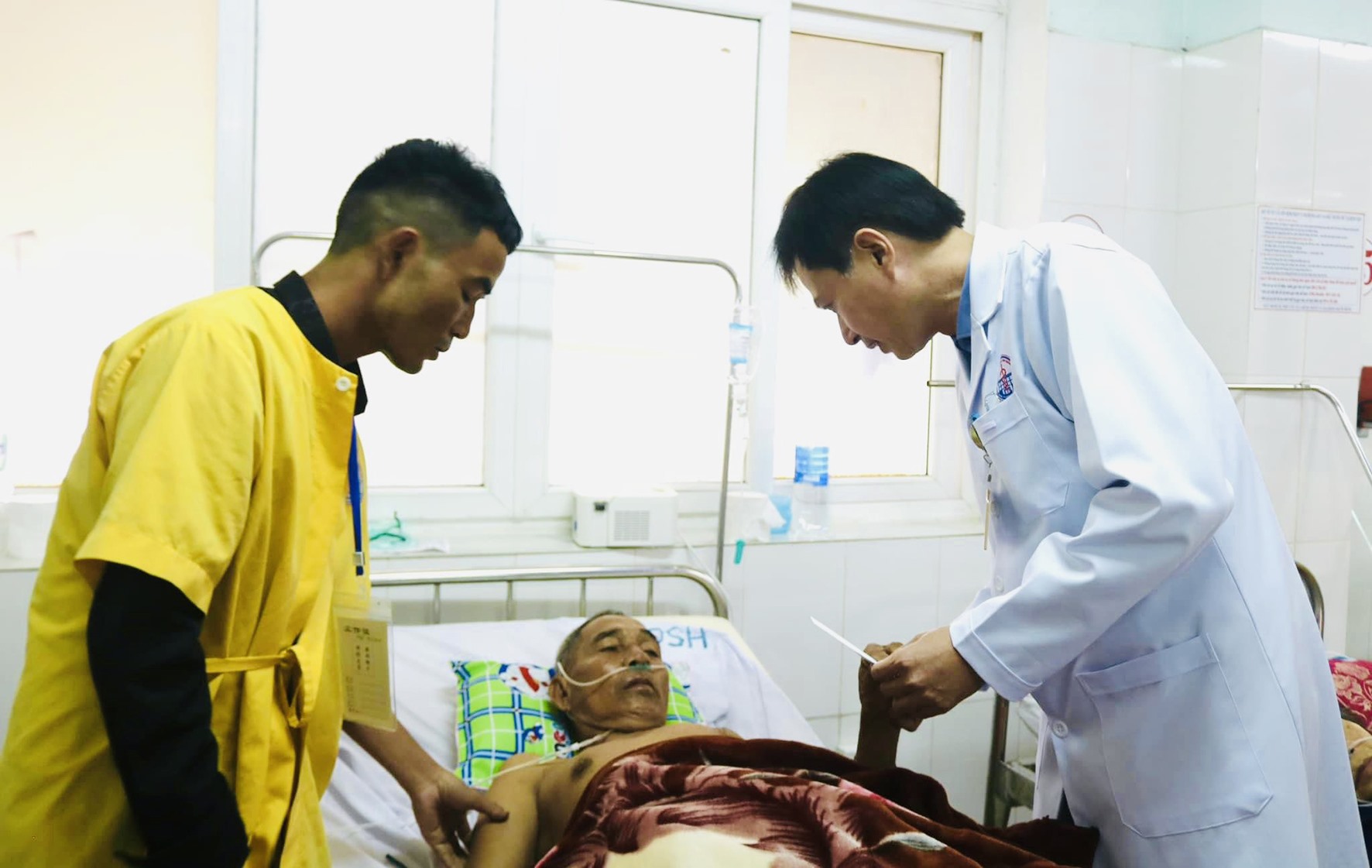 Giám đốc Bệnh viện Đa Khoa tỉnh, bác sĩ CKII Phan Xuân Nam thăm hỏi và tặng quà cho bệnh nhân đang điều trị tại Khoa Hồi sức tích cực - Chống độc, Bệnh viện Đa khoa tỉnh -Ảnh: H.T