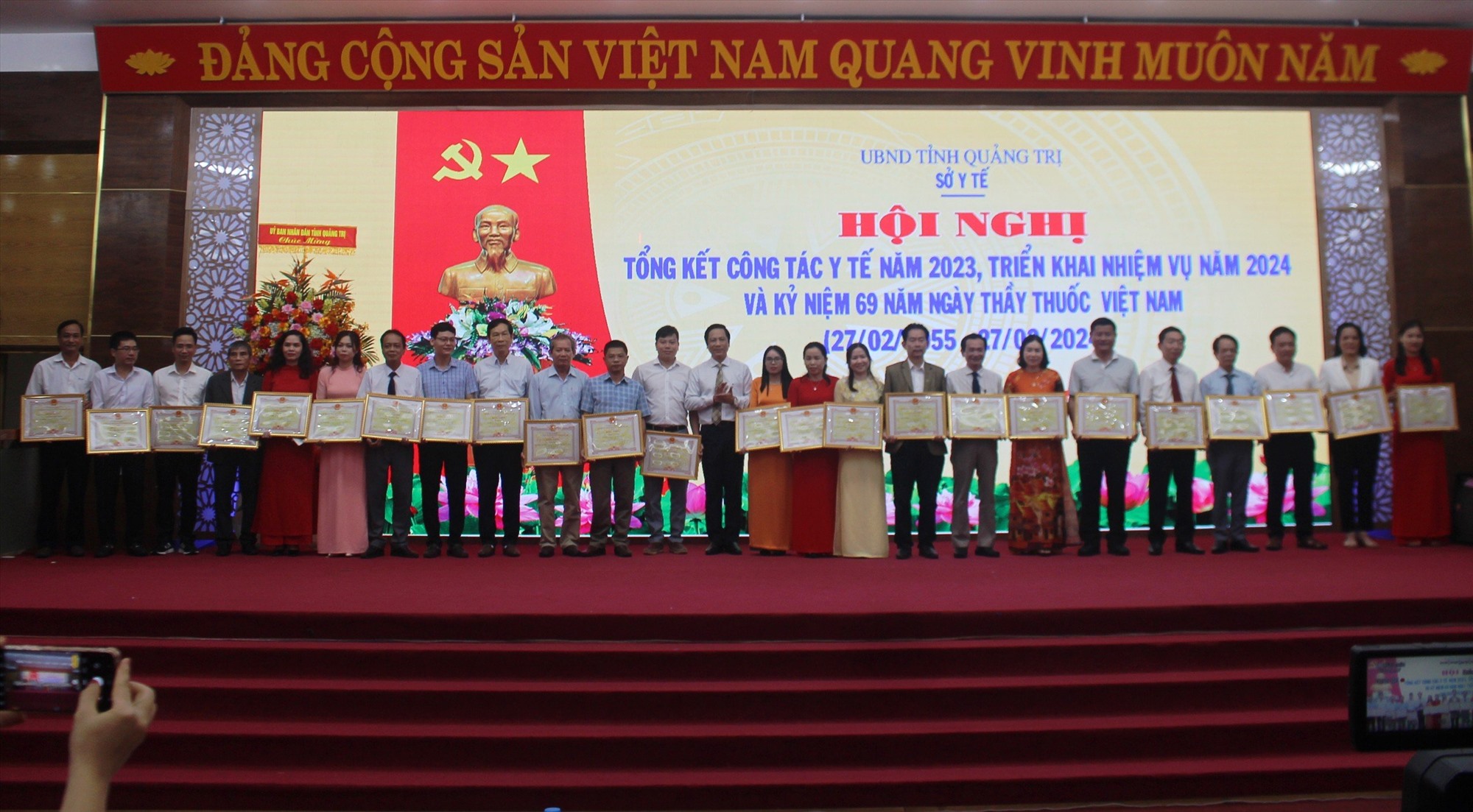 Các tập thể và cá nhân của ngành y tế tỉnh Quảng Trị có thành tích công tác xuất sắc trong năm 2023 nhận khen thưởng. Ảnh: BỘI NHIÊN