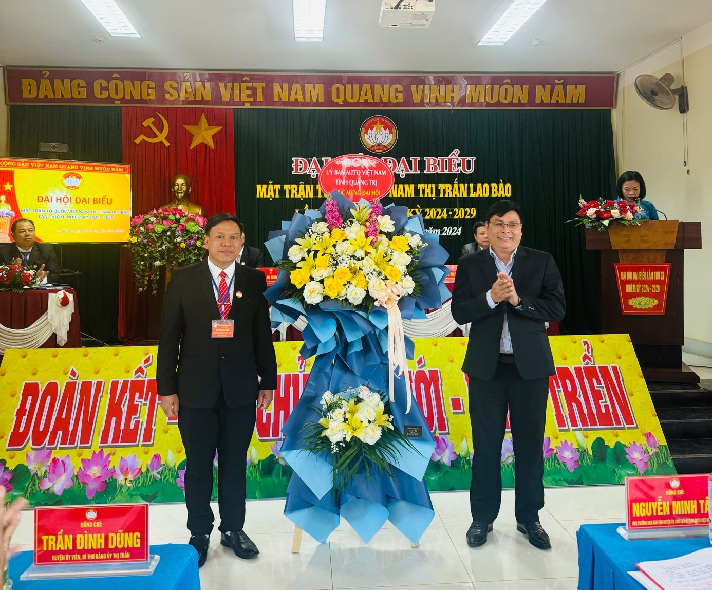 Đồng chí Dương Tân Long, Phó Chủ tịch Uỷ ban MTTQ Việt Nam tỉnh tặng hoa chúc mừng Đại hội.