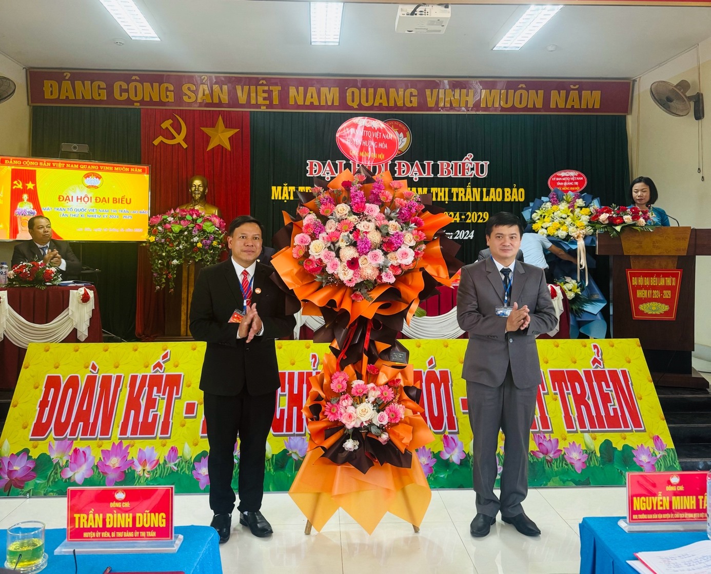 Uỷ ban MTTQ Việt Nam huyện Hướng Hoá tặng hoa chúc mừng Đại hội.