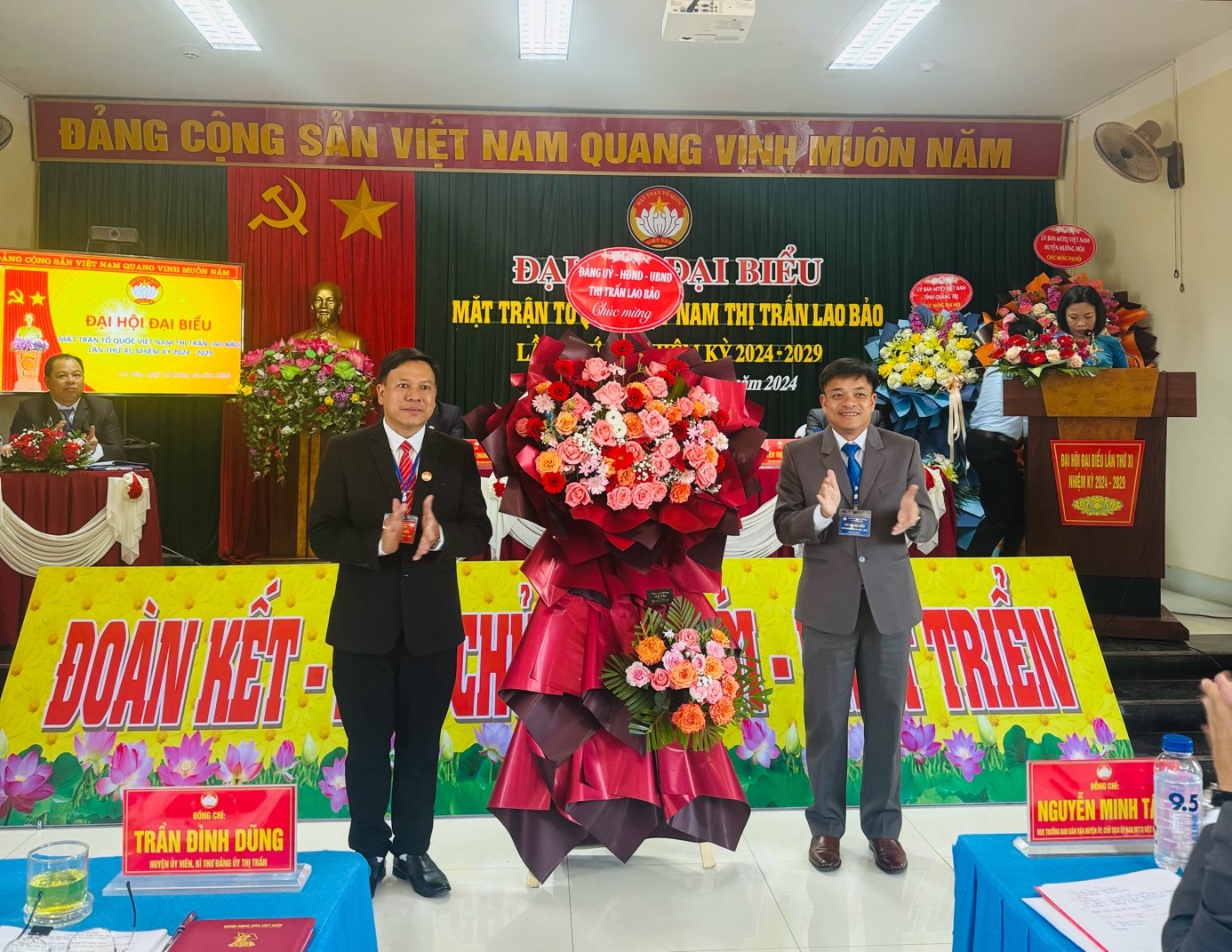Đảng uỷ thị trấn Lao Bảo tặng hoa chúc mừng Đại hội.