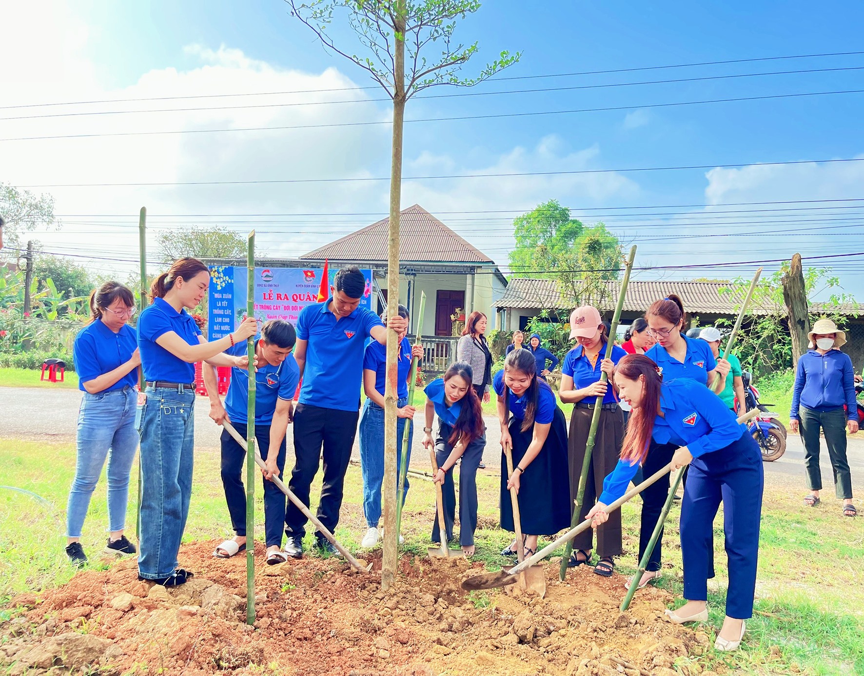 Đoàn viên, thanh niên huyện Vĩnh Linh tham gia trồng cây bảo vệ môi trường - Ảnh: T.L