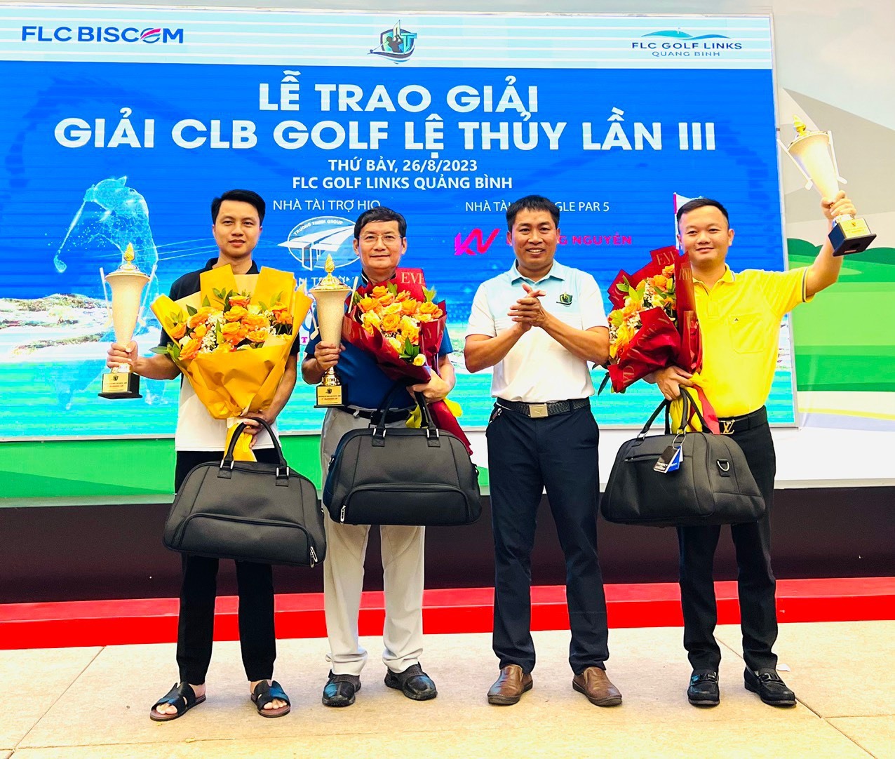 Golfer Hoàng Văn Tùng (thứ nhất, bên trái) đoạt giải nhất bảng A Giải Golf Lệ Thủy năm 2023 -Ảnh: M.Đ