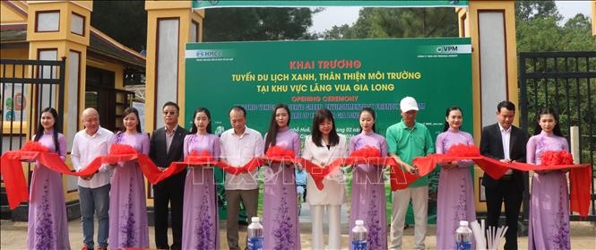 Đại biểu cắt băng khai khai trương tuyến du lịch xanh. Ảnh: Tường Vi/TTXVN