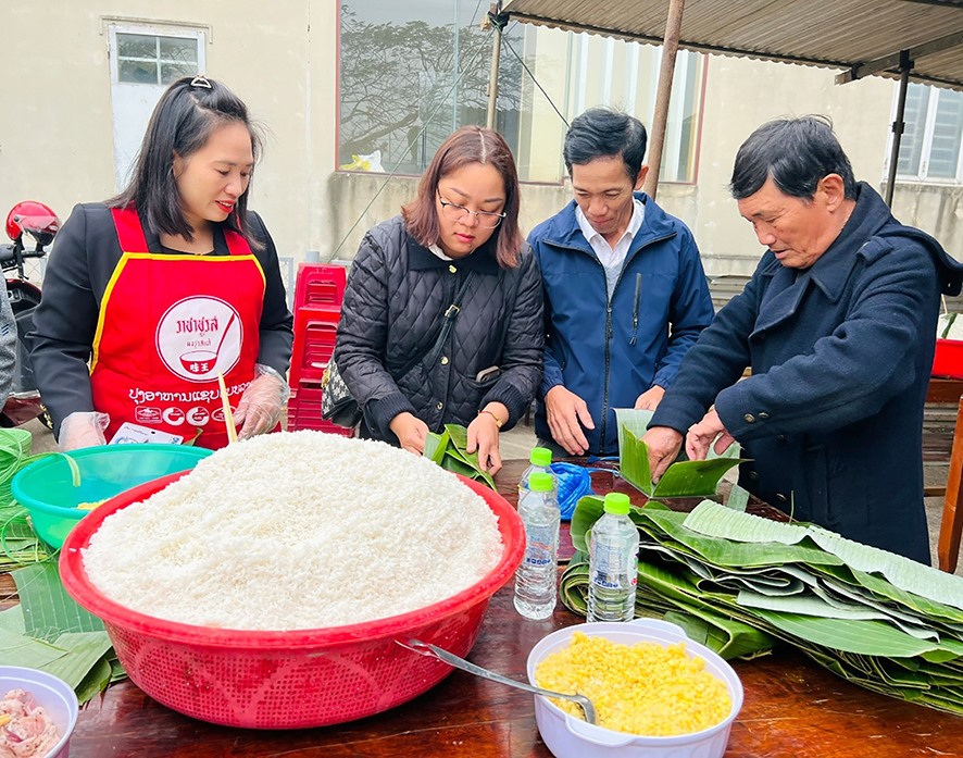 Chung tay gói bánh chưng tặng cho người nghèo ở xã Tân Lập nhân dịp tết Nguyên đán Giáp Thìn năm 2024 -Ảnh: M.L