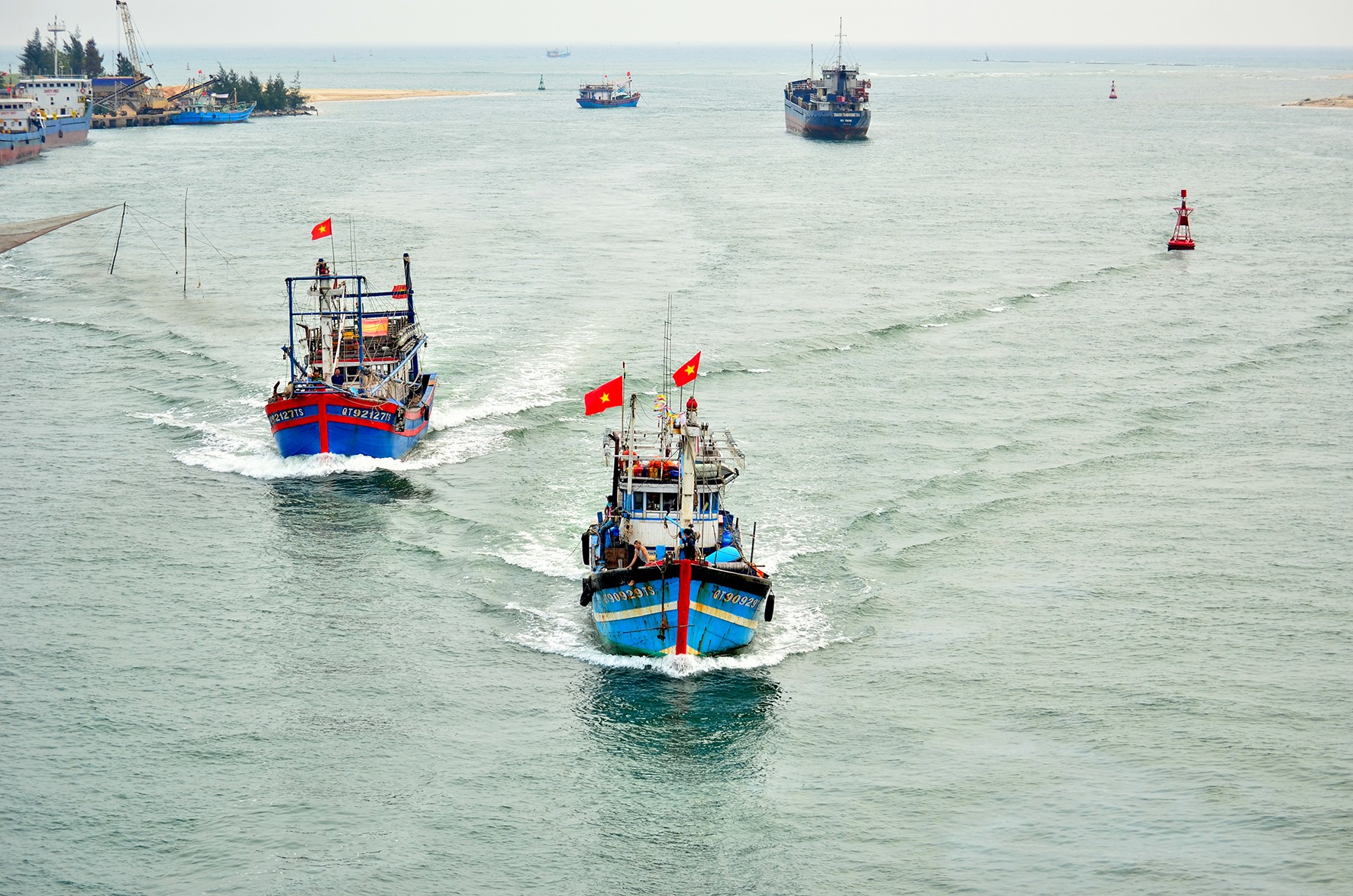 Đội tàu đánh bắt xa bờ của ngư dân thị trấn Cửa Việt, huyện Gio Linh trở về sau chuyến biển dài ngày - Ảnh: TRẦN TUYỀN