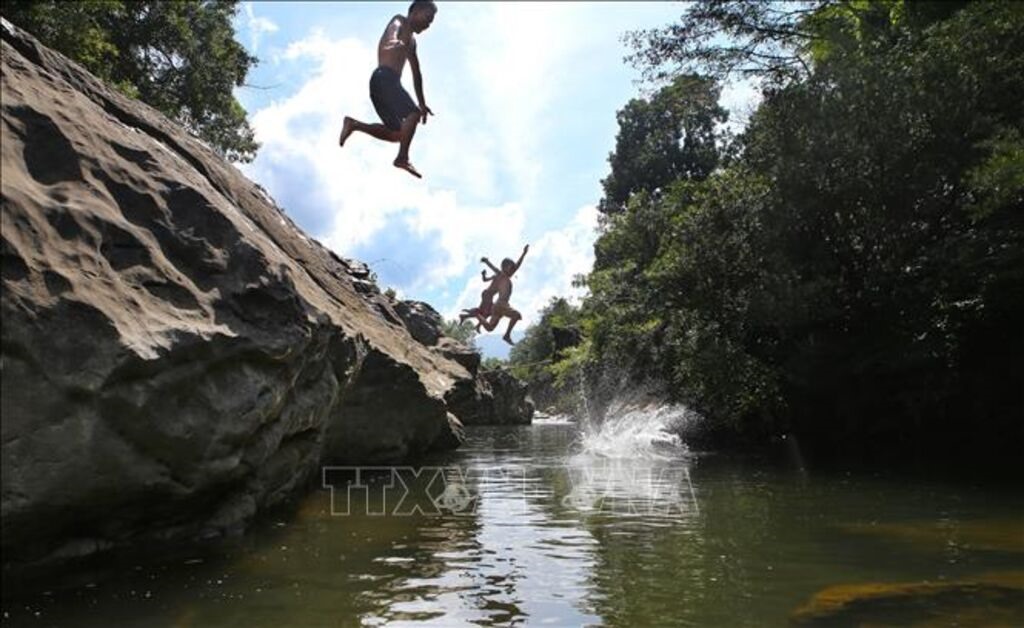 Du khách thích thú vui chơi tại điểm du lịch sinh thái tại xã Tà Long (huyện Đakrông, tỉnh Quảng Trị). (Ảnh: Hồ Cầu/TTXVN)