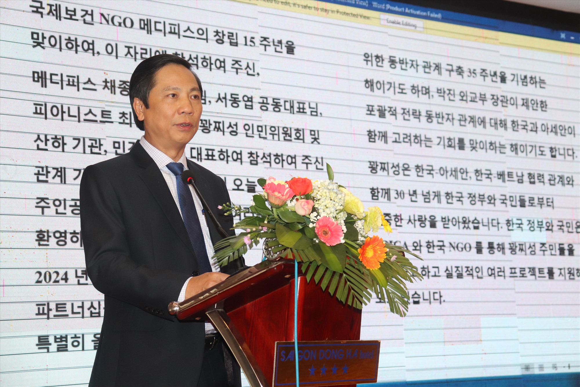 Phó Chủ tịch UBND tỉnh Hoàng Nam gửi lời chúc mừng đến ban lãnh đạo và tập thể nhân viên Medipeace nhân kỷ niệm 15 năm thành lập - Ảnh: T.P