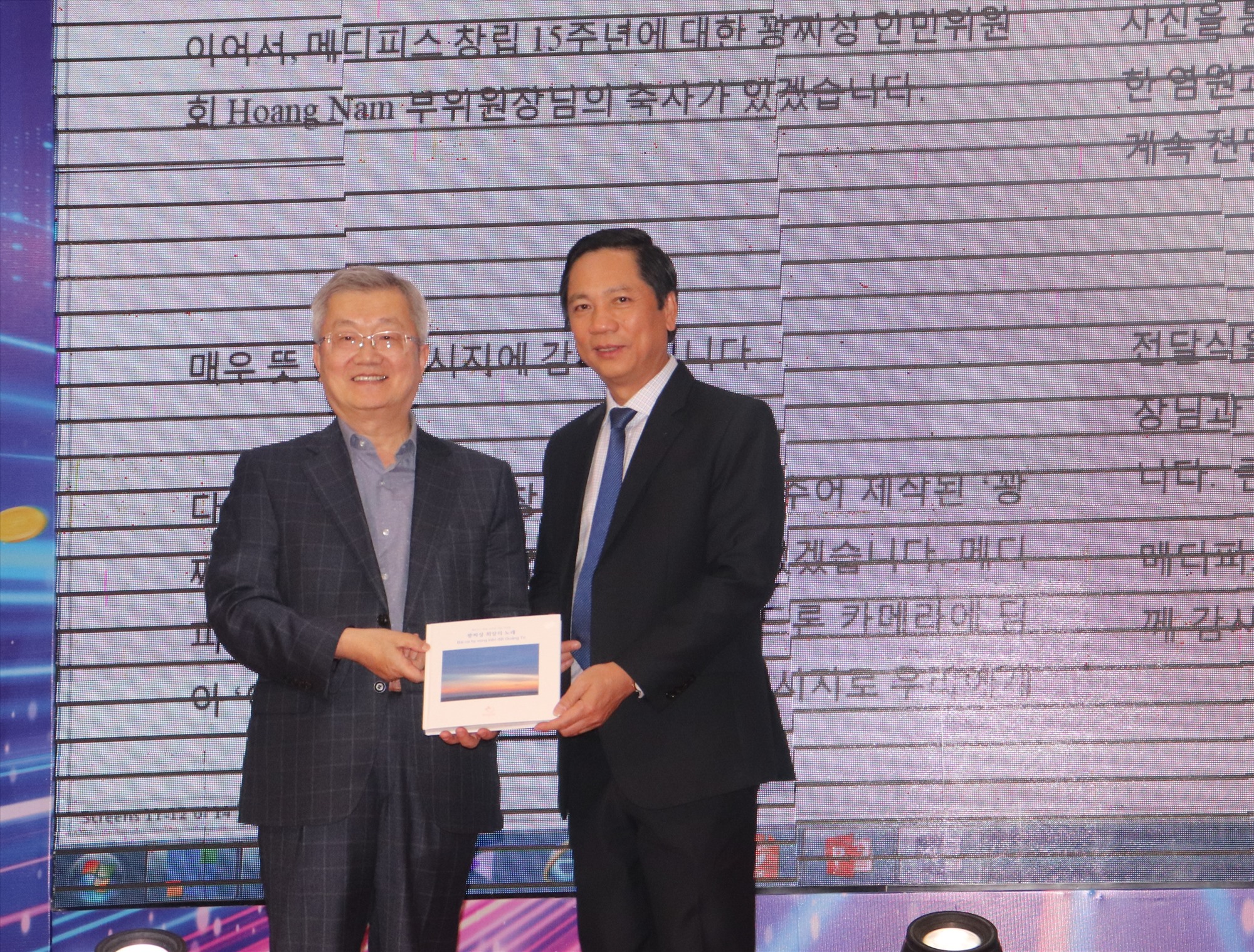 Đại diện Medipeace Hàn Quốc trao tặng sách ảnh cho UBND tỉnh Quảng Trị - Ảnh: T.P