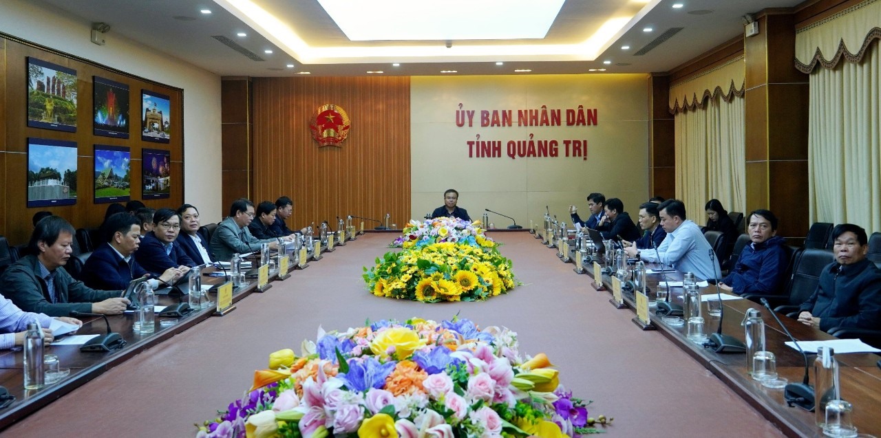 Phó Chủ tịch UBND tỉnh Lê Đức Tiến dự họp tại điểm cầu Quảng Trị - Ảnh: T.T
