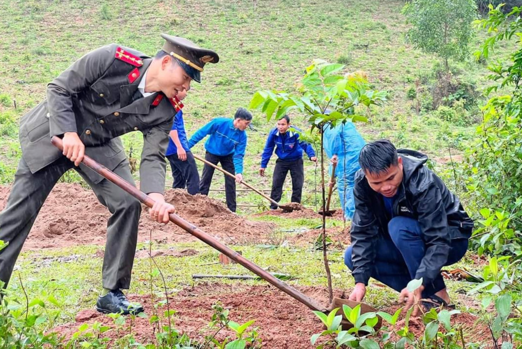 Đoàn viên, thanh niên huyện Đakrông hưởng ứng Tết trồng cây “Đời đời nhớ ơn Bác Hồ” - Ảnh: HUYỆN ĐOÀN ĐAKRÔNG