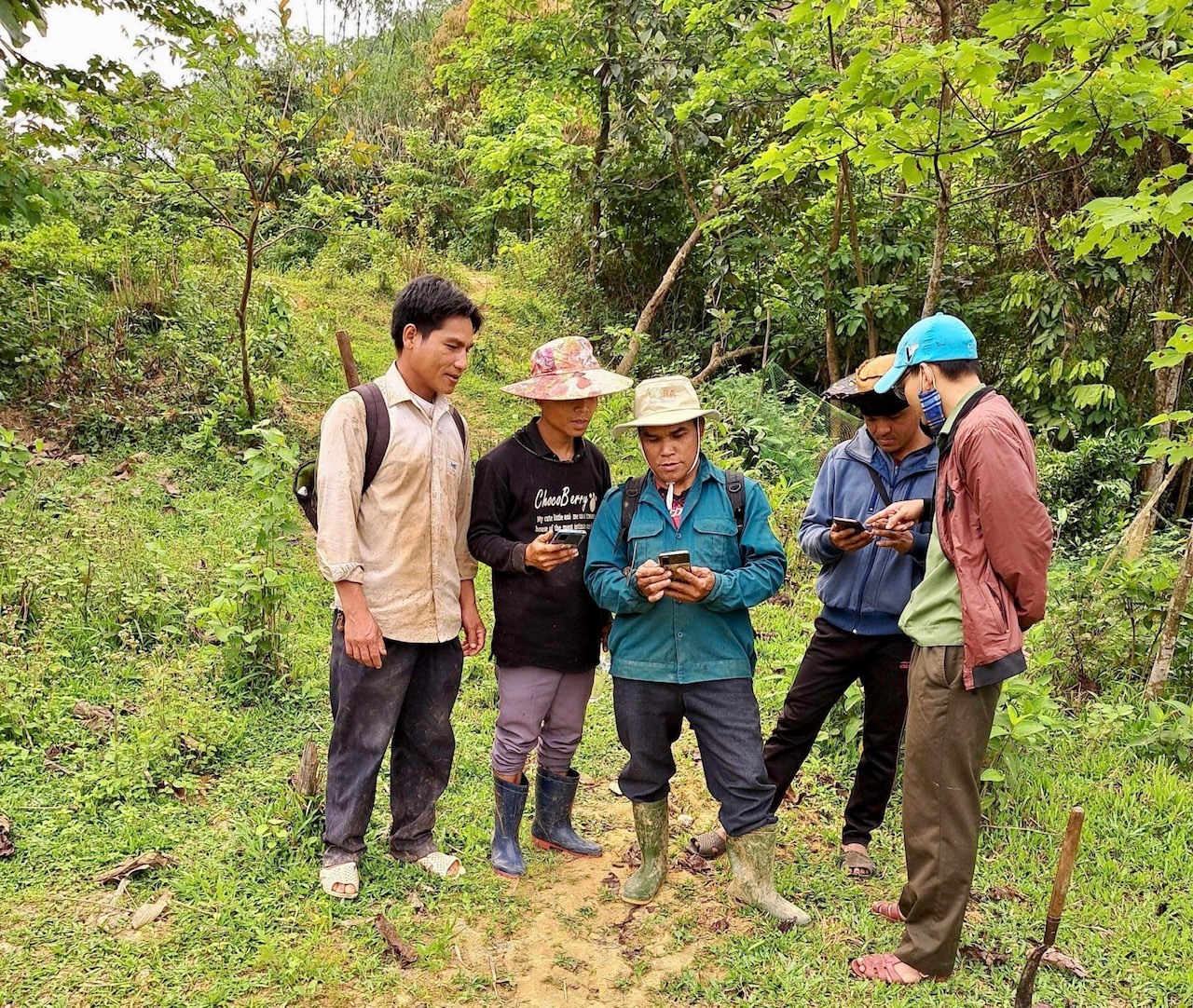 Cán bộ Ban quản lý KBTTN Đakrông cùng người dân địa phương phối hợp tuần tra, kiểm soát rừng đặc dụng - Ảnh: N.B