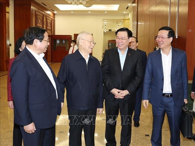 Tổng Bí thư Nguyễn Phú Trọng với các đồng chí lãnh đạo Đảng, Nhà nước tham dự phiên họp. Ảnh: Trí Dũng/TTXVN